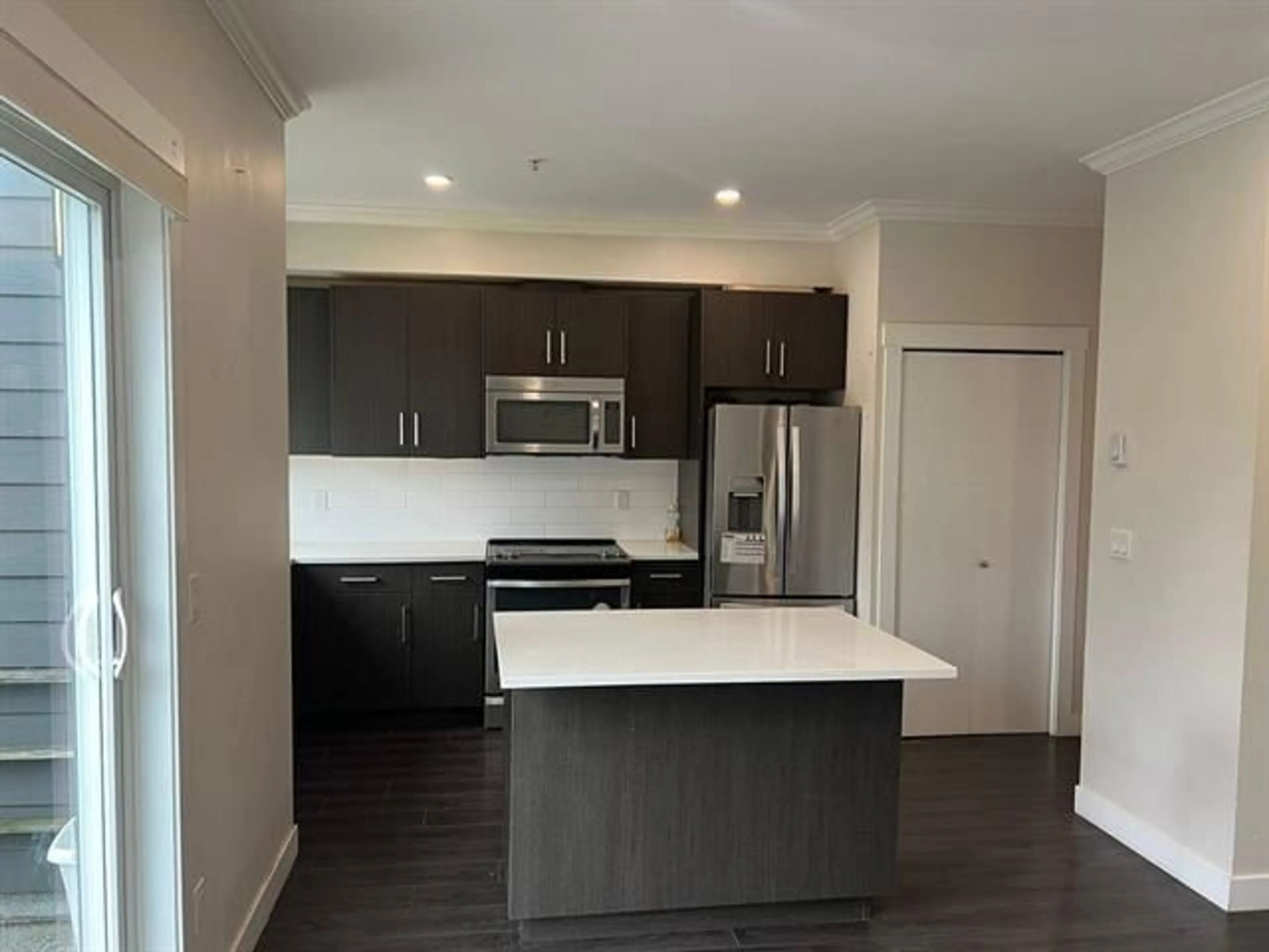 Standard kitchen for 38 7247 140 STREET, Surrey British Columbia V3V1K8