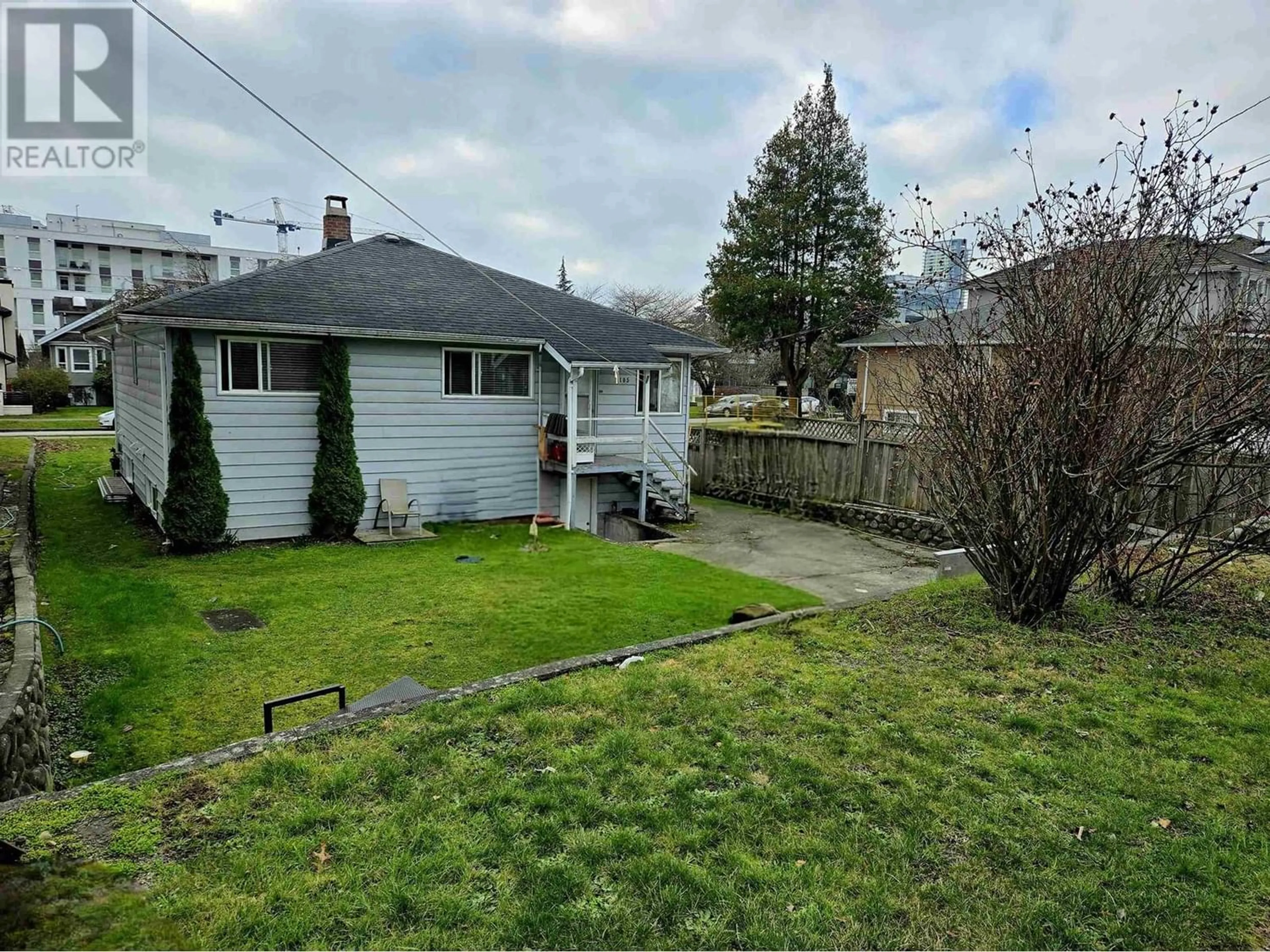 Fenced yard for 105 W 63RD AVENUE, Vancouver British Columbia V5X2H7