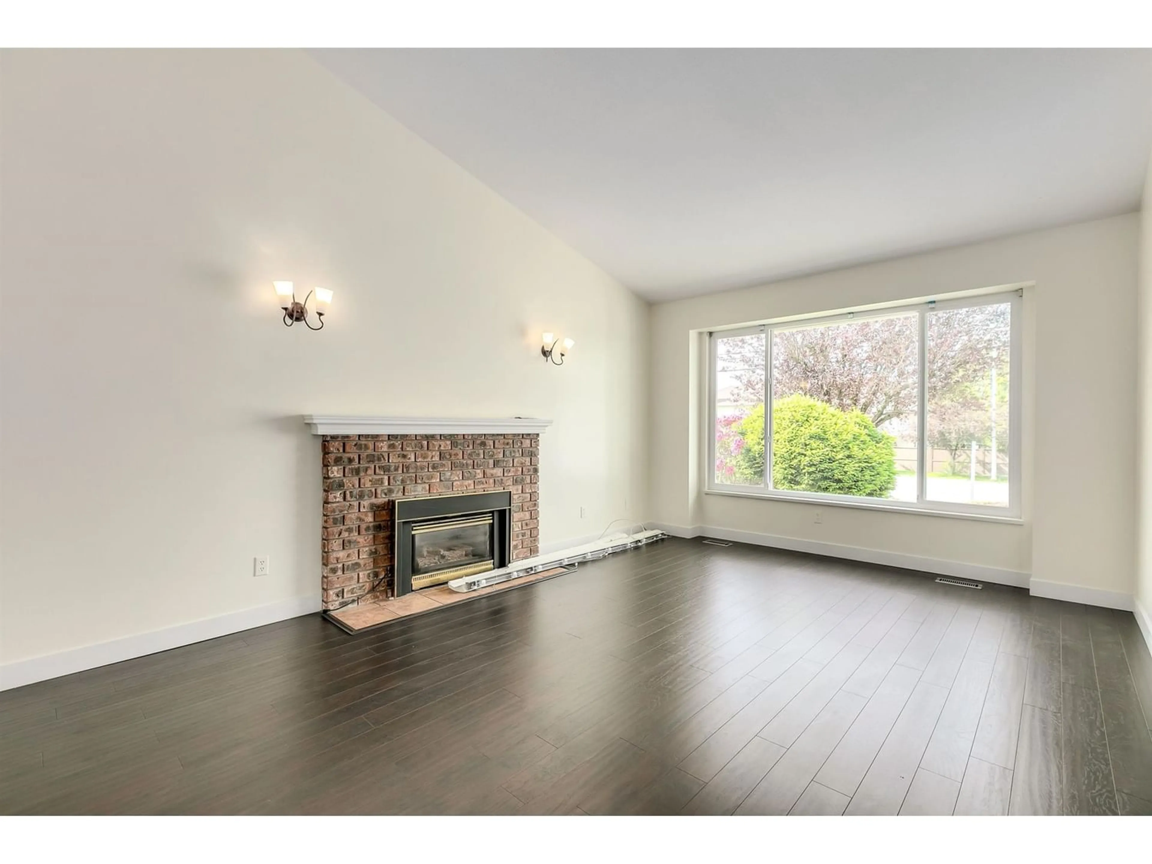 Living room for 13472 60 AVENUE, Surrey British Columbia V3X2M3