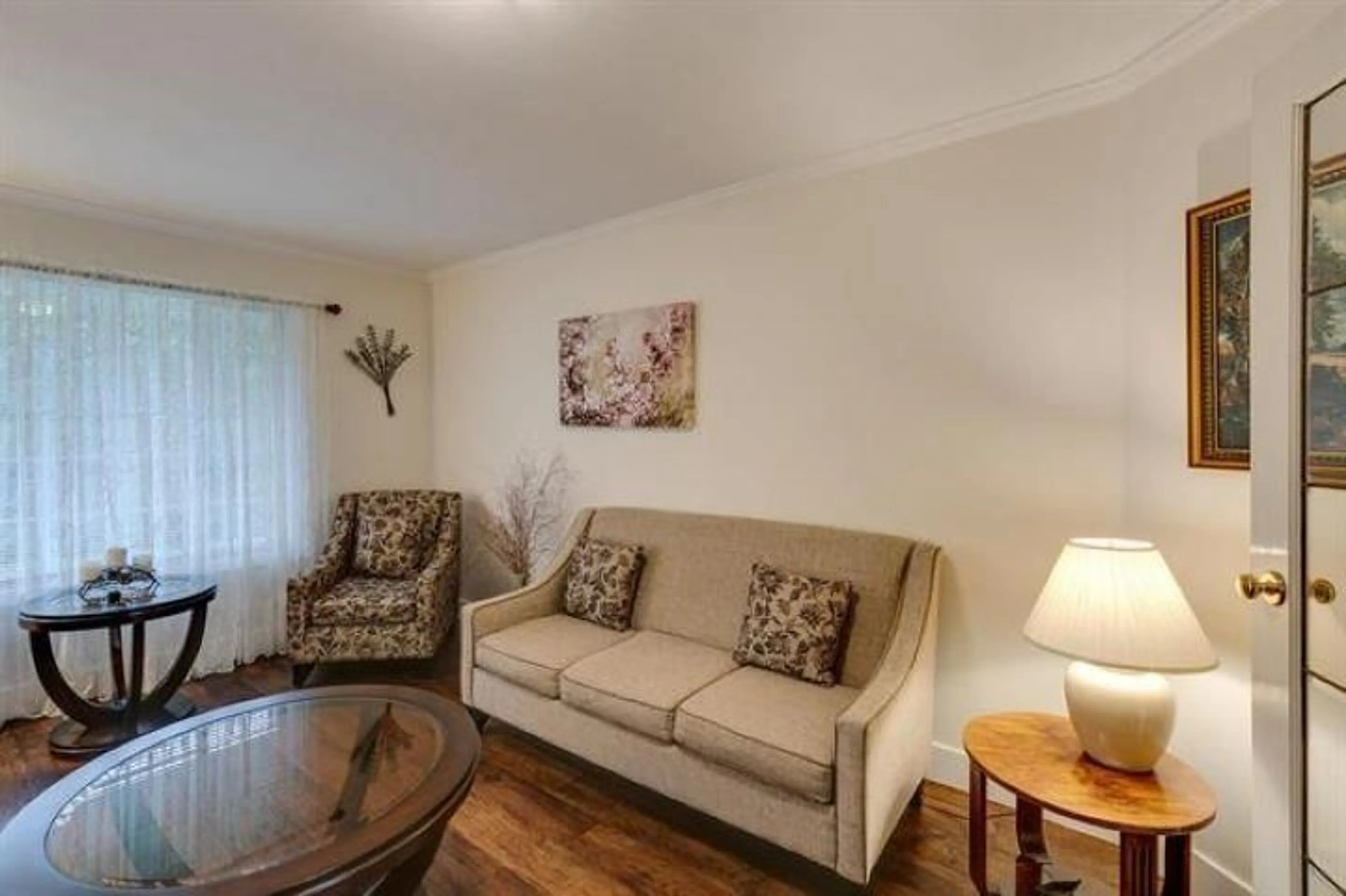 Living room with furniture, wood/laminate floor for 32964 10, Mission British Columbia V2V2K3
