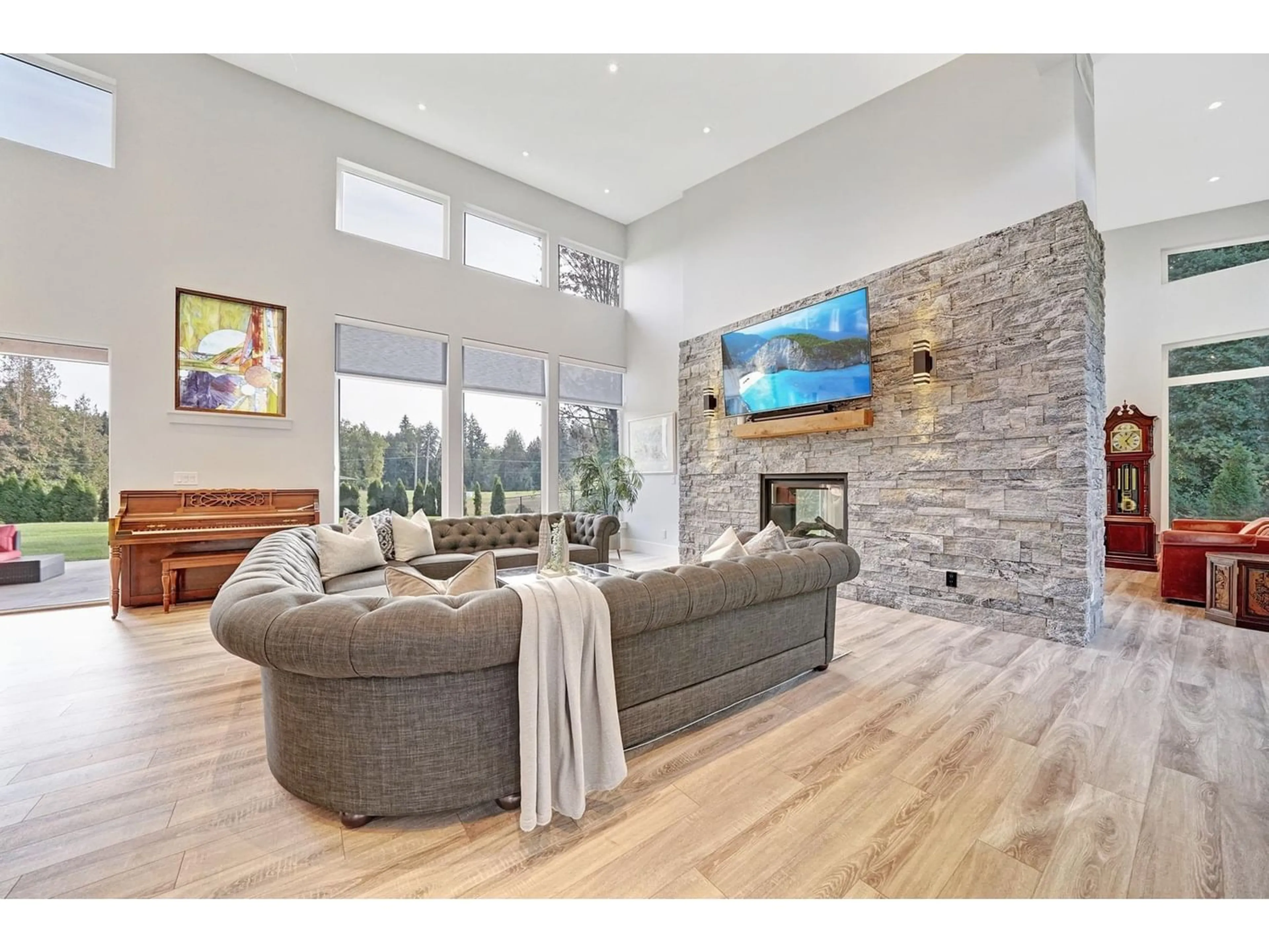 Living room for 22152 96 AVENUE, Langley British Columbia V1M3T8