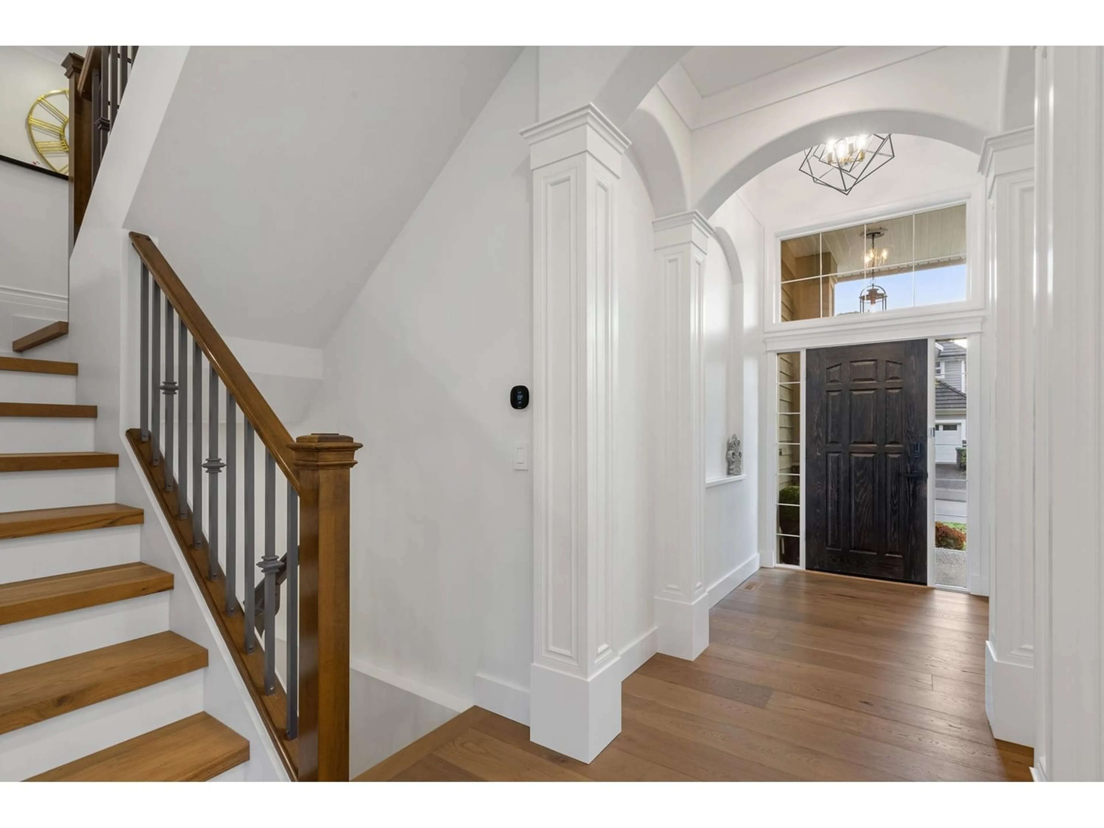 Indoor entryway for 15341 36A AVENUE, Surrey British Columbia V3Z0R2