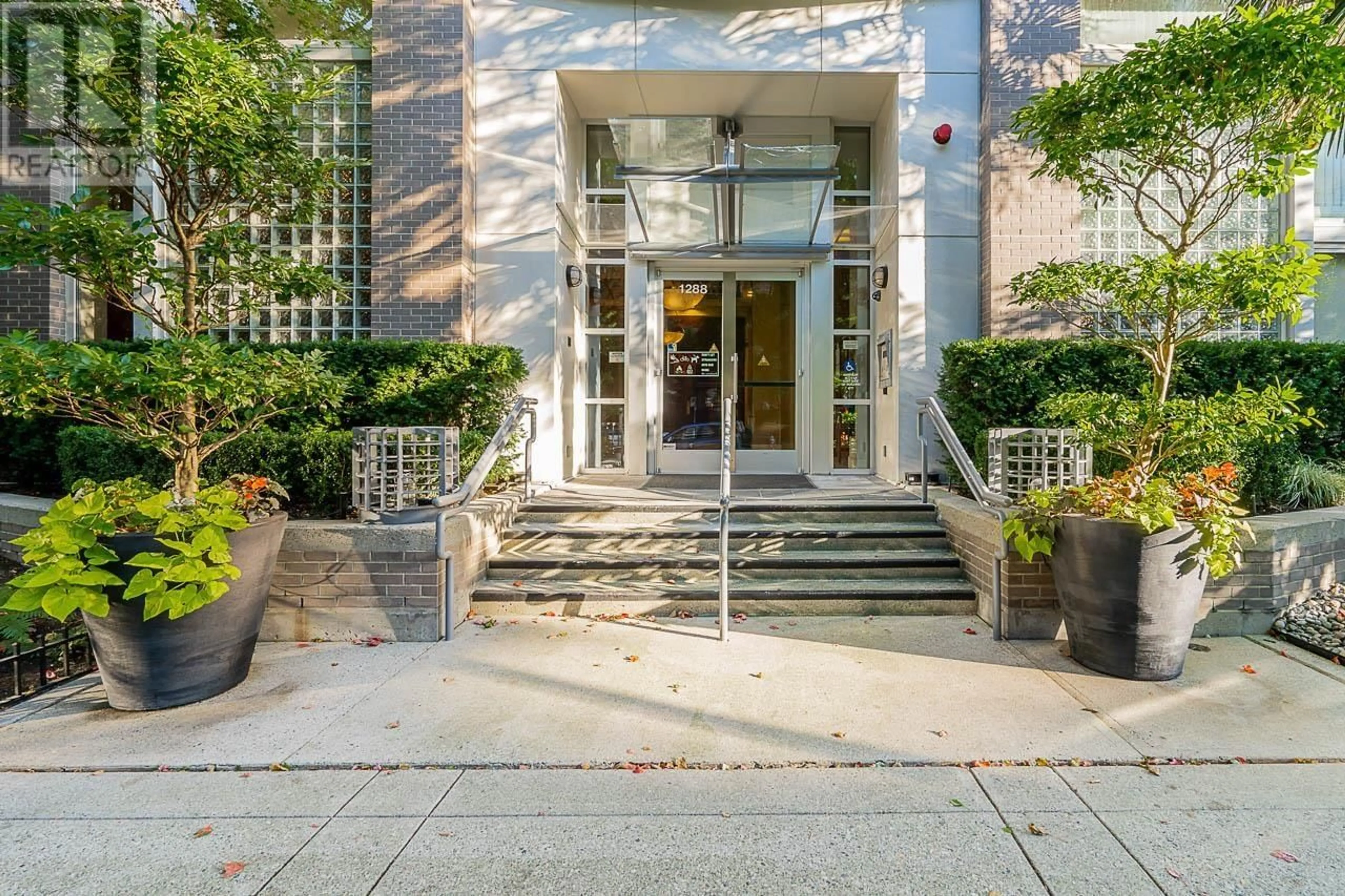 Indoor foyer for 601 1288 MARINASIDE CRESCENT, Vancouver British Columbia V6Z2W5