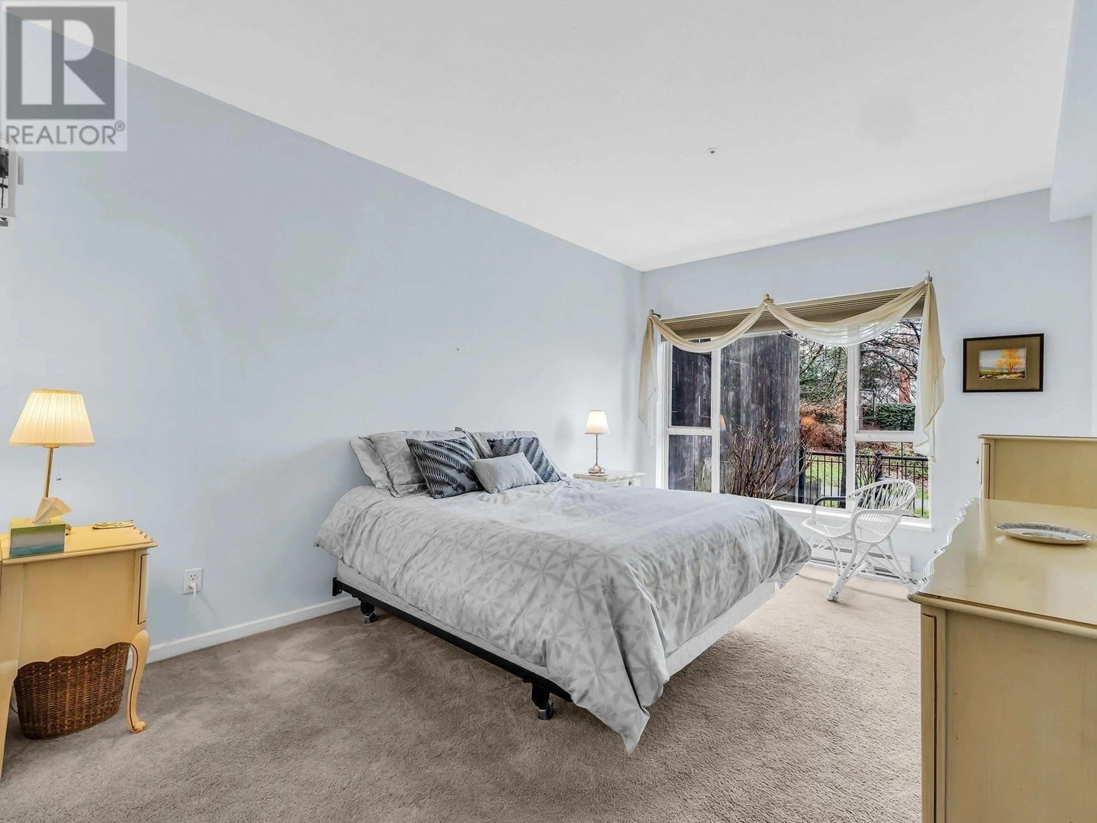 A pic of a room for 105 5262 OAKMOUNT CRESCENT, Burnaby British Columbia V5H4R7