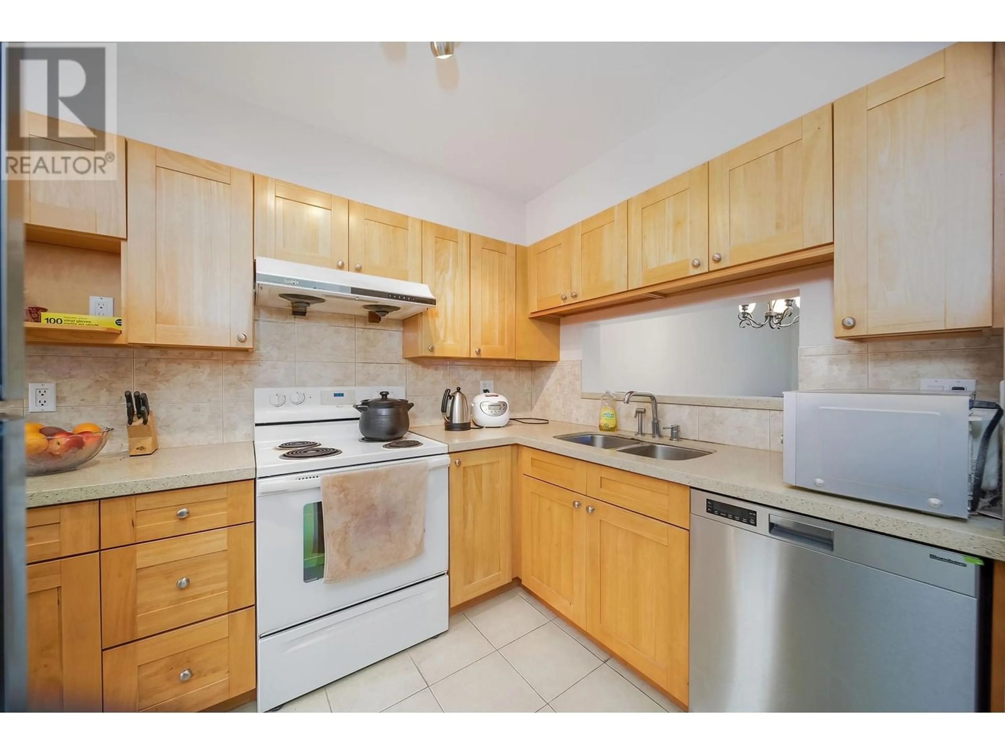 Standard kitchen for 35 6670 RUMBLE STREET, Burnaby British Columbia V5E4L4