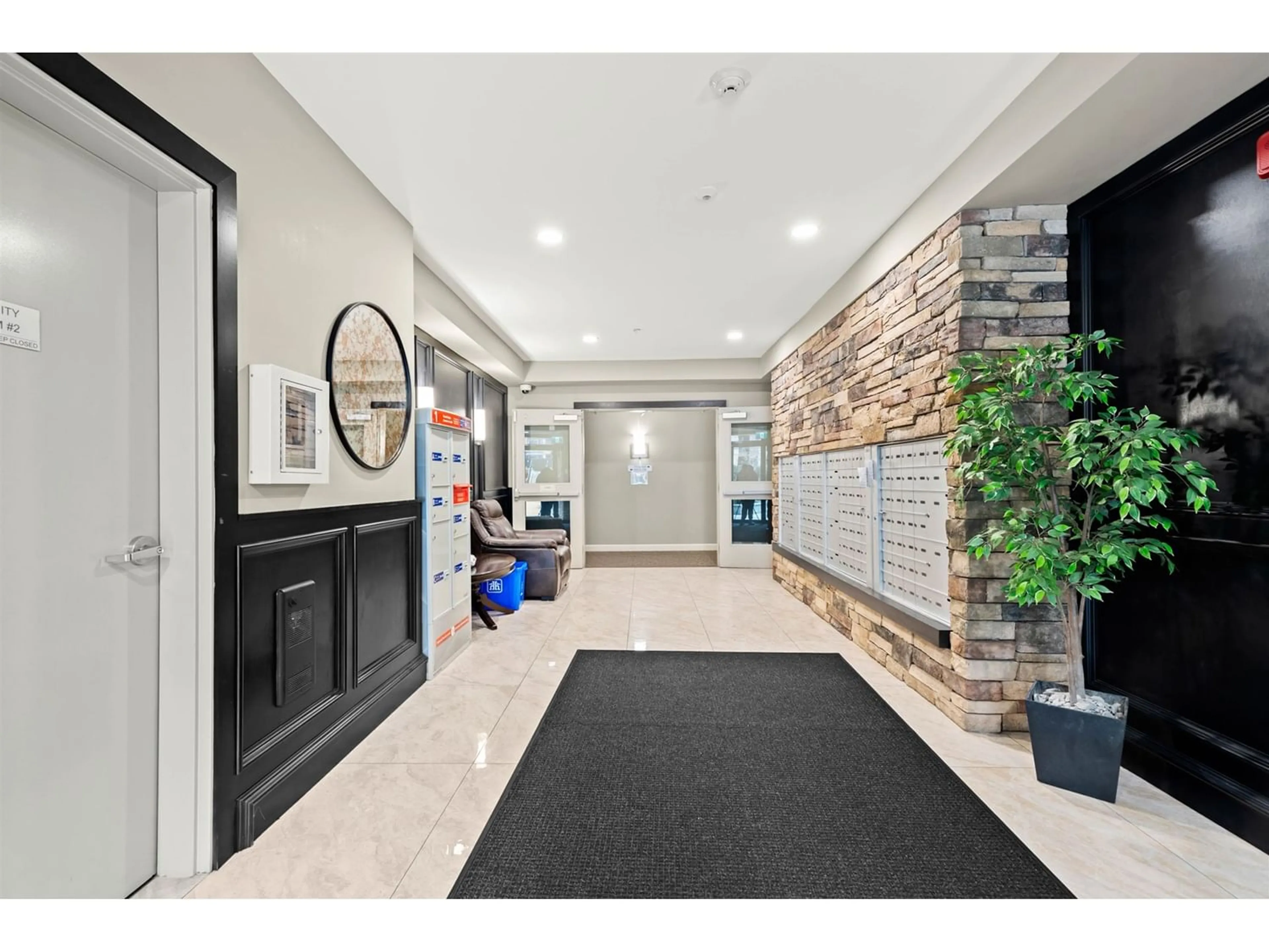 Indoor lobby for 108 32445 SIMON AVENUE, Abbotsford British Columbia V2T0G7