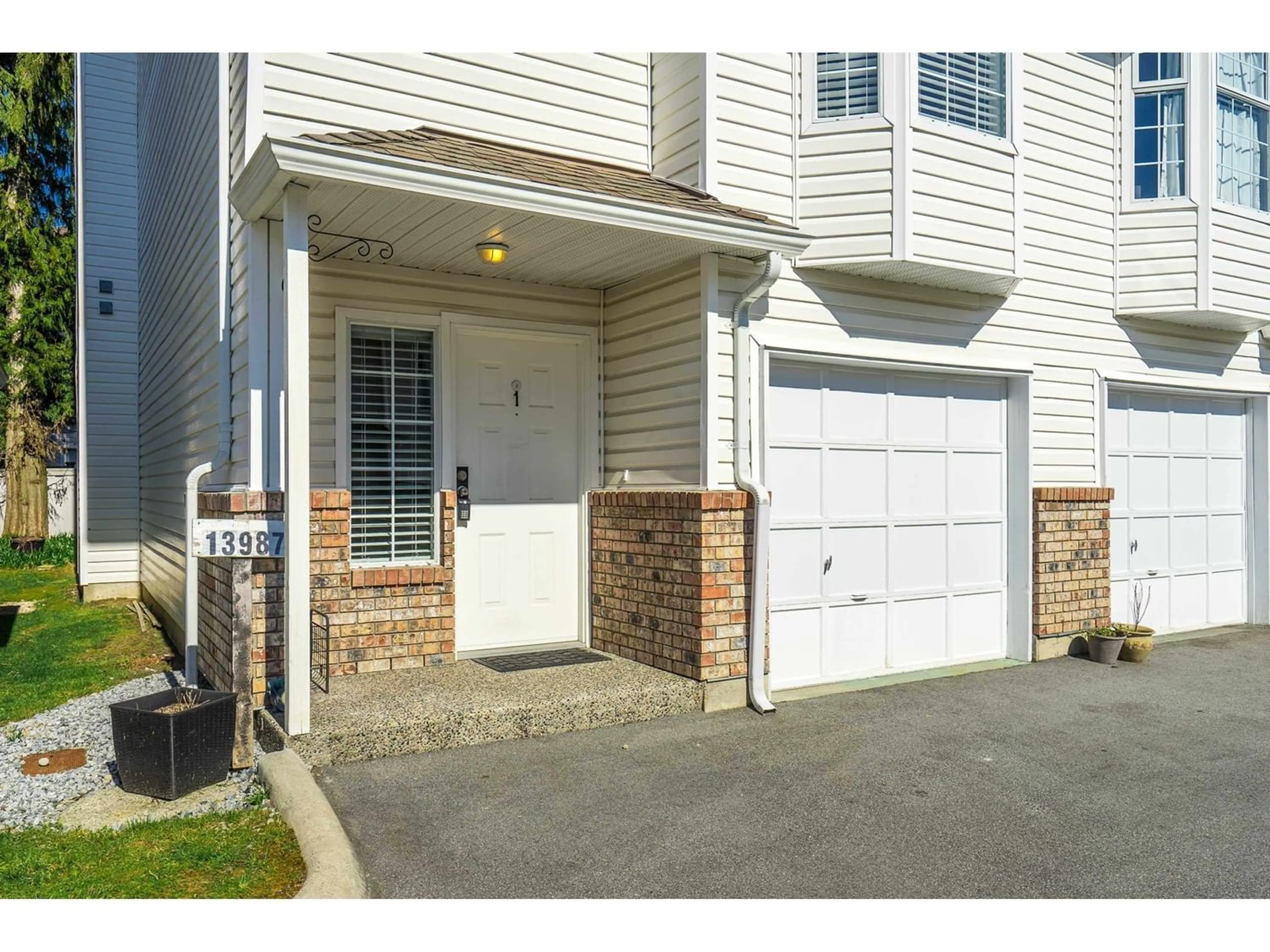 Indoor entryway for 1 13987 70 AVENUE, Surrey British Columbia V3W0J8