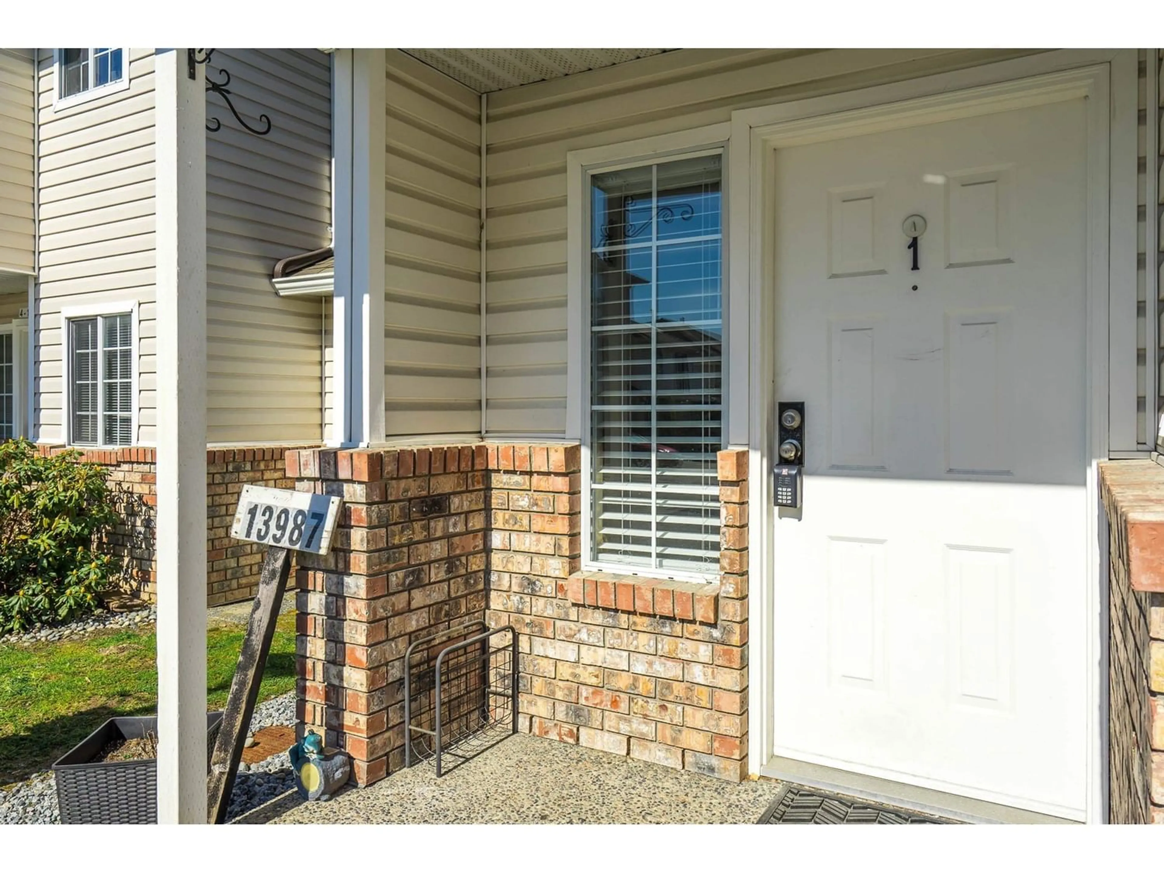 Indoor foyer for 1 13987 70 AVENUE, Surrey British Columbia V3W0J8