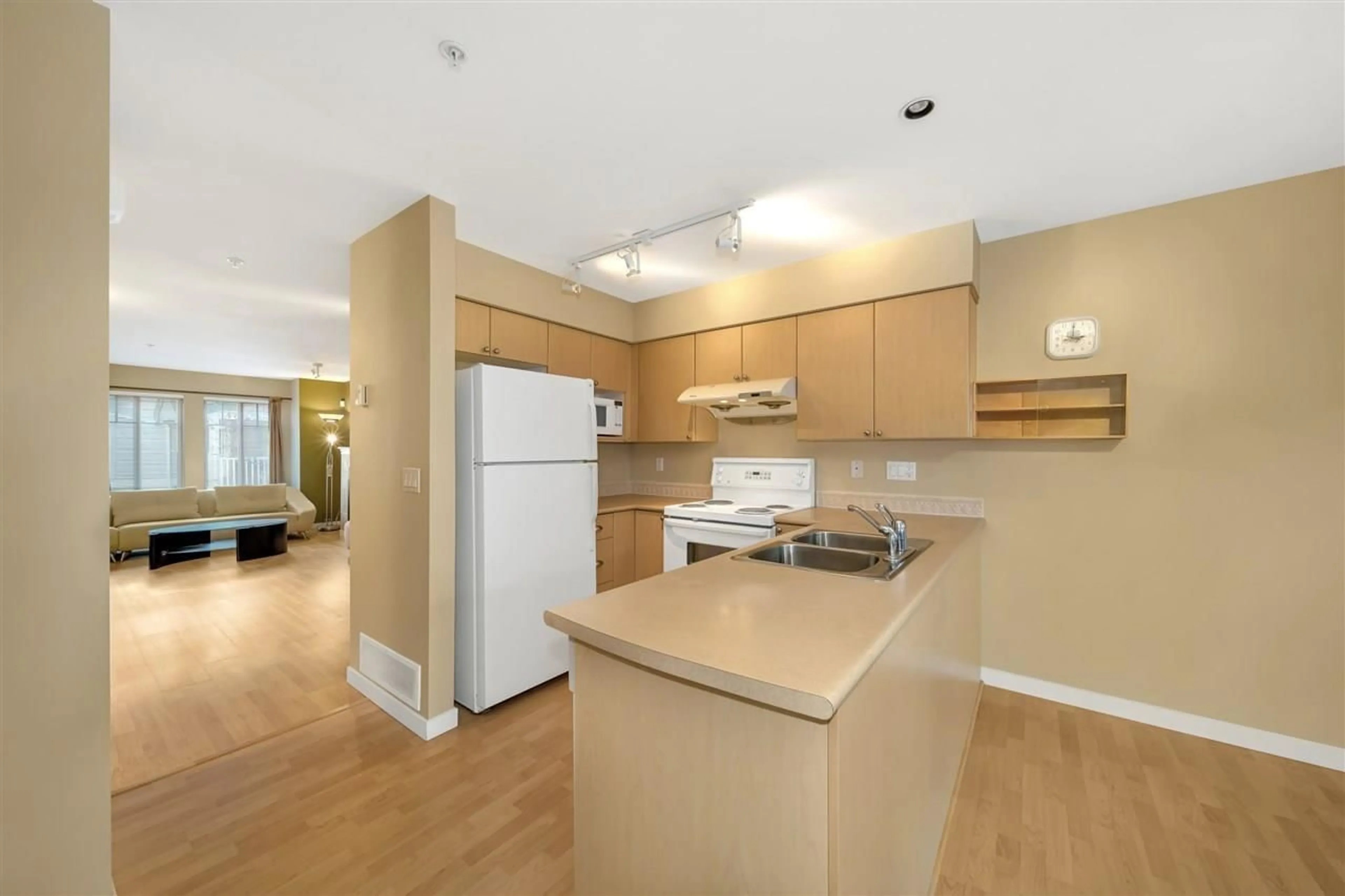 Standard kitchen for 24 12711 64 AVENUE, Surrey British Columbia V3W1X1