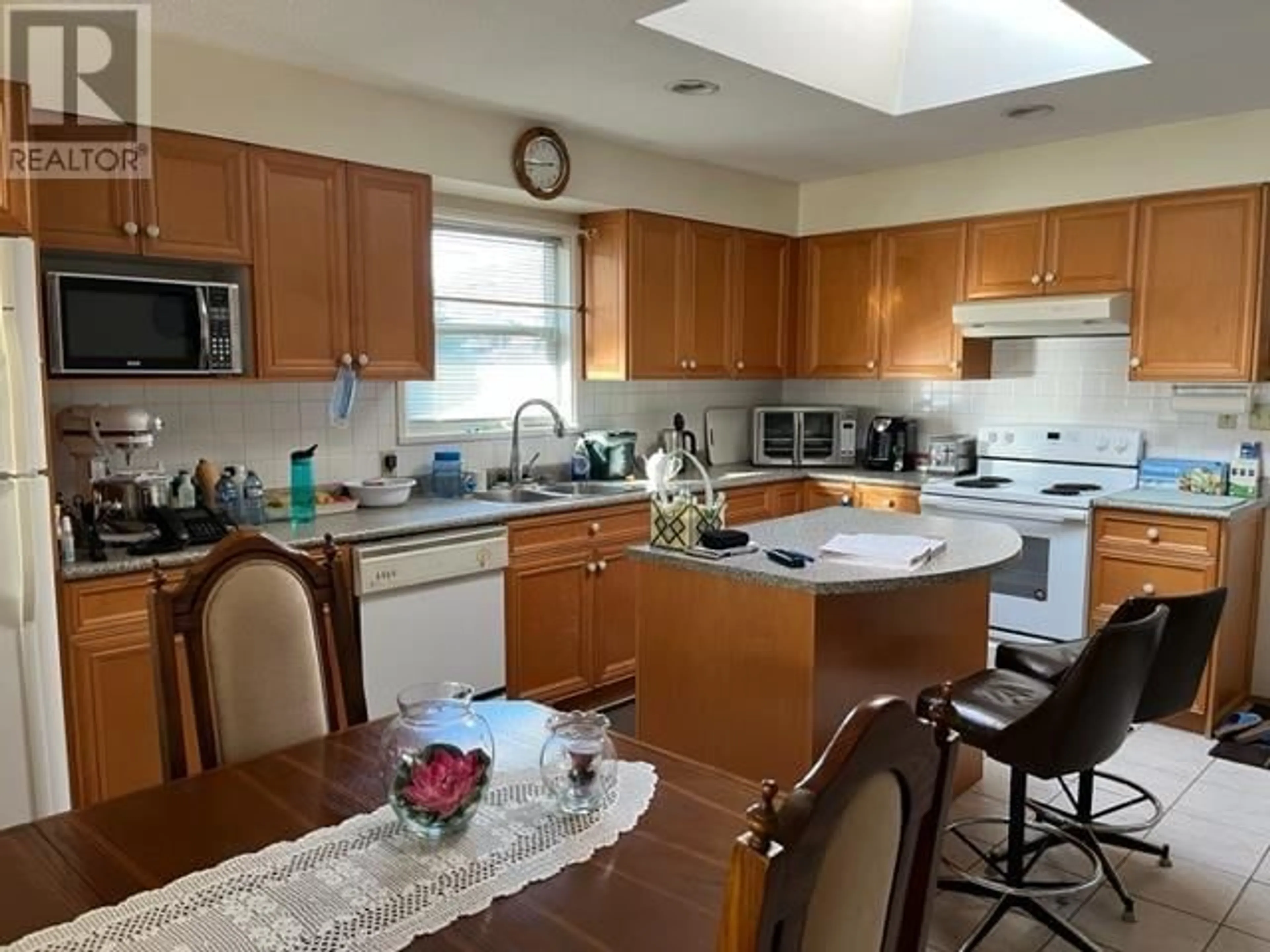 Standard kitchen for 3737 KINCAID STREET, Burnaby British Columbia V5G1V4