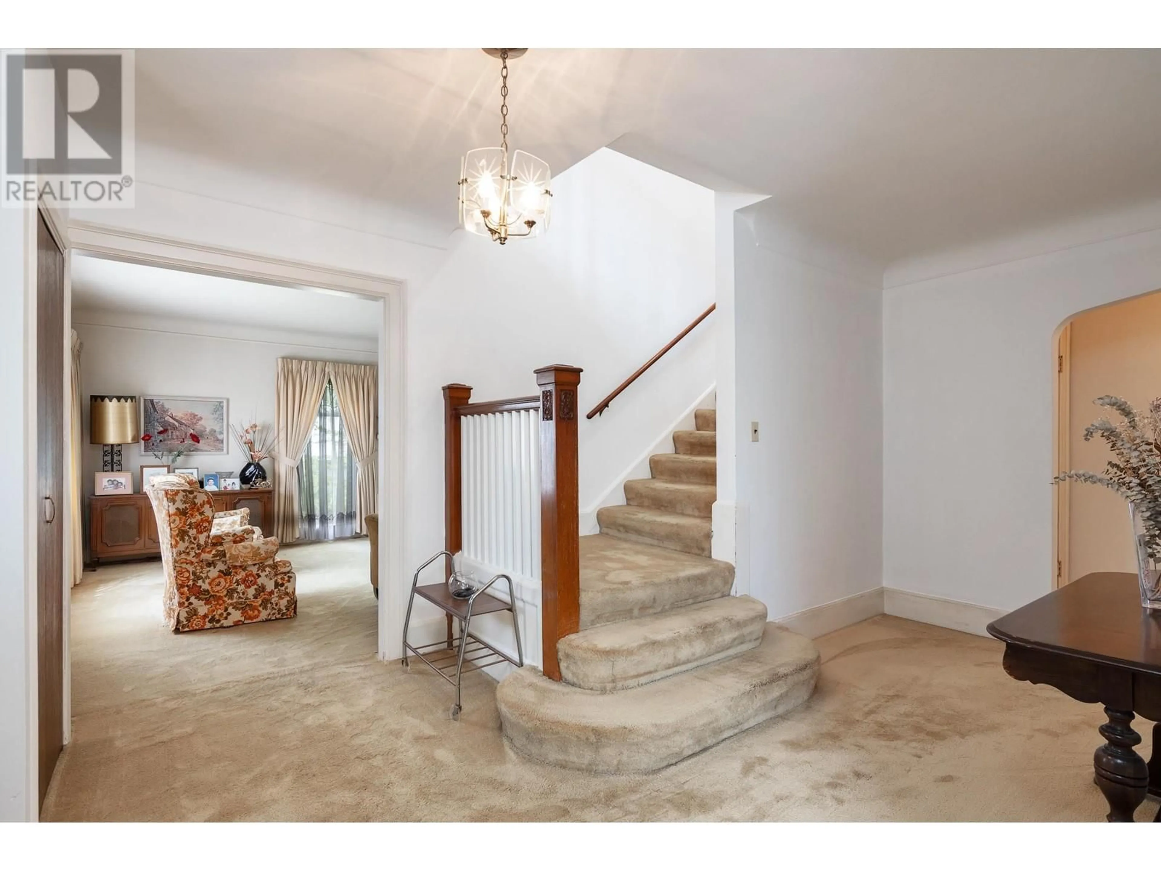 Indoor foyer for 1121 16TH AVENUE, Vancouver British Columbia V6H1S7