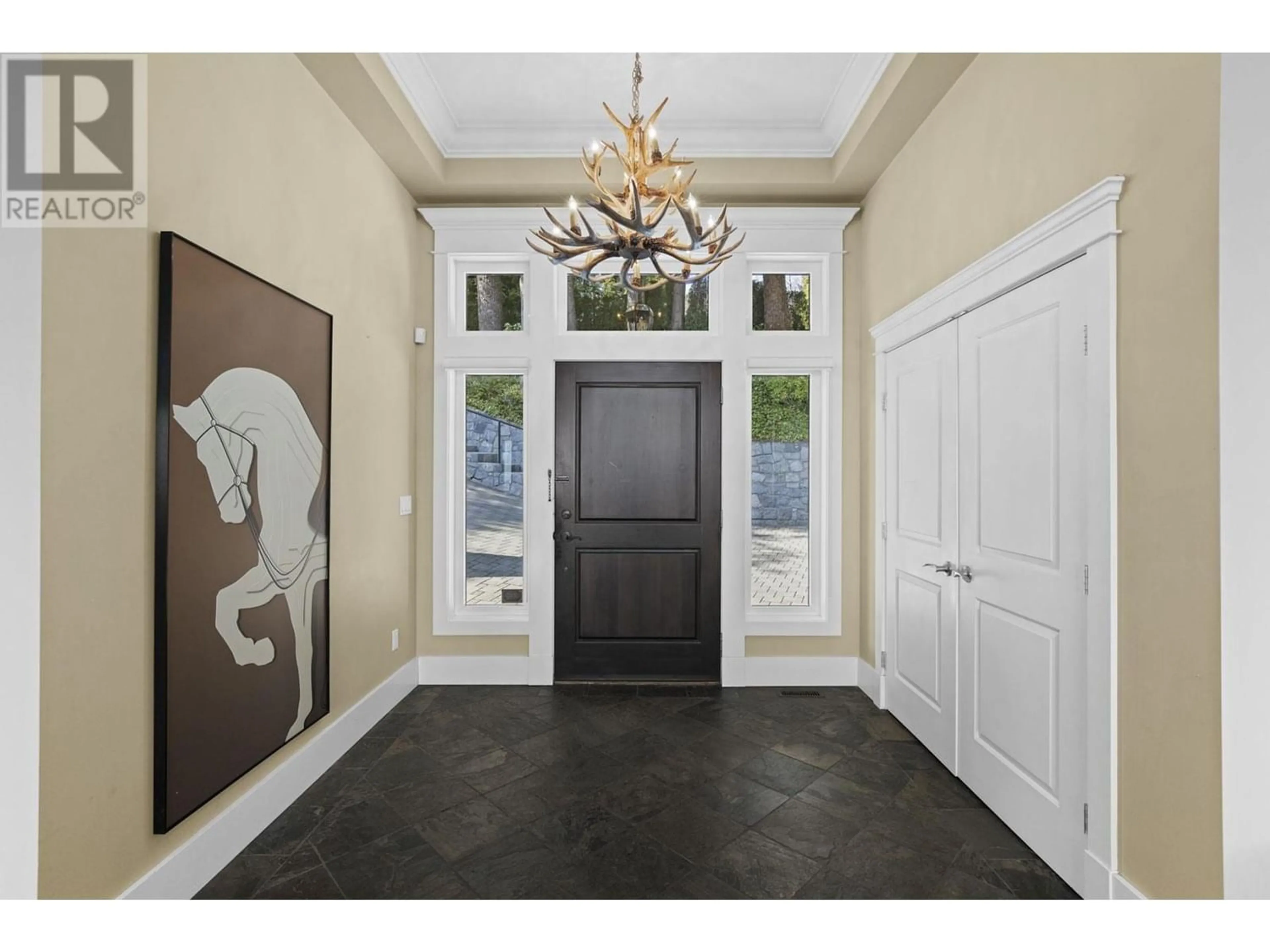 Indoor entryway for 1371 BURNSIDE ROAD, West Vancouver British Columbia V7S2P6