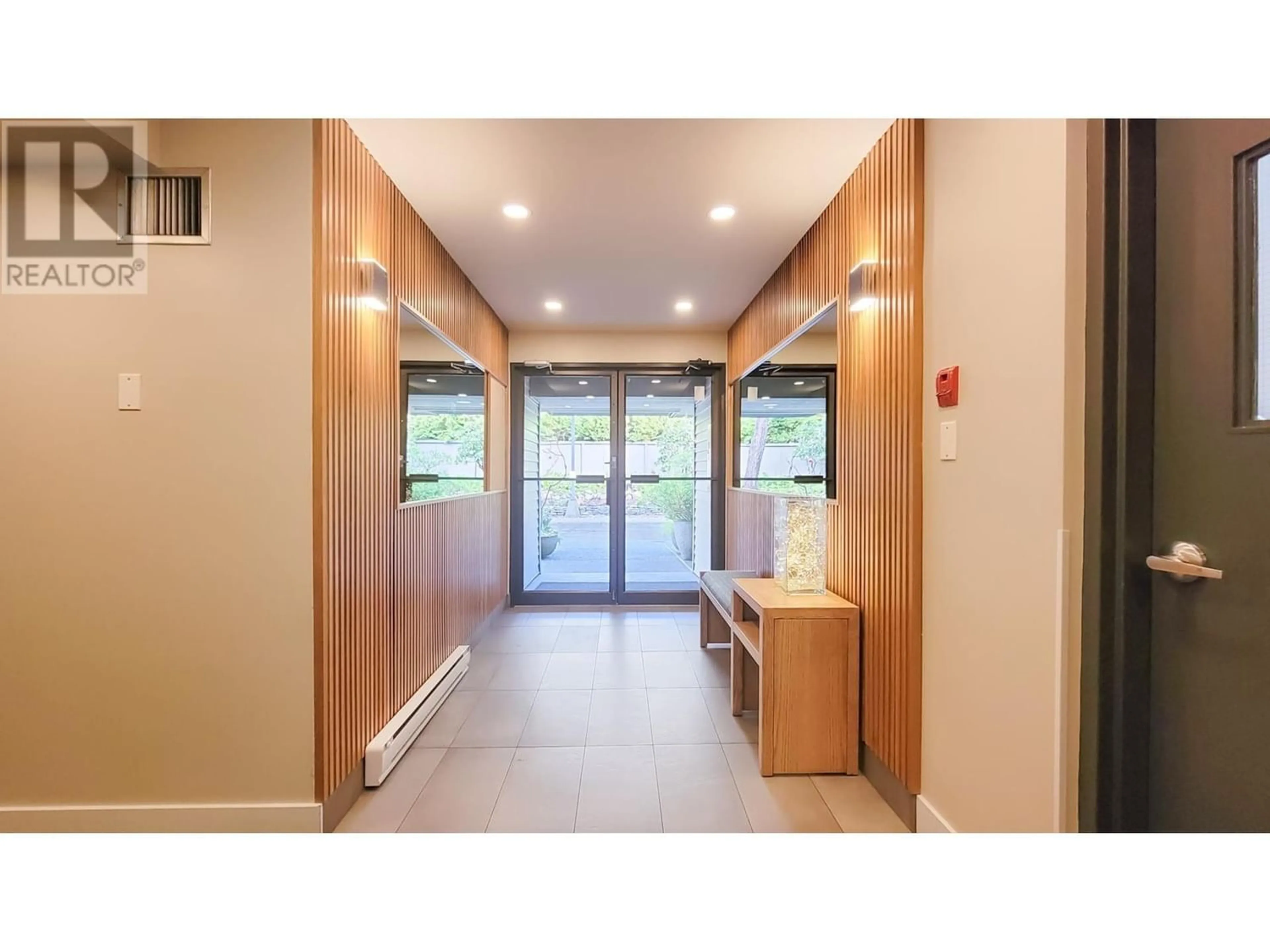 Indoor foyer for 21 2250 FOLKESTONE WAY, West Vancouver British Columbia V7S2X7