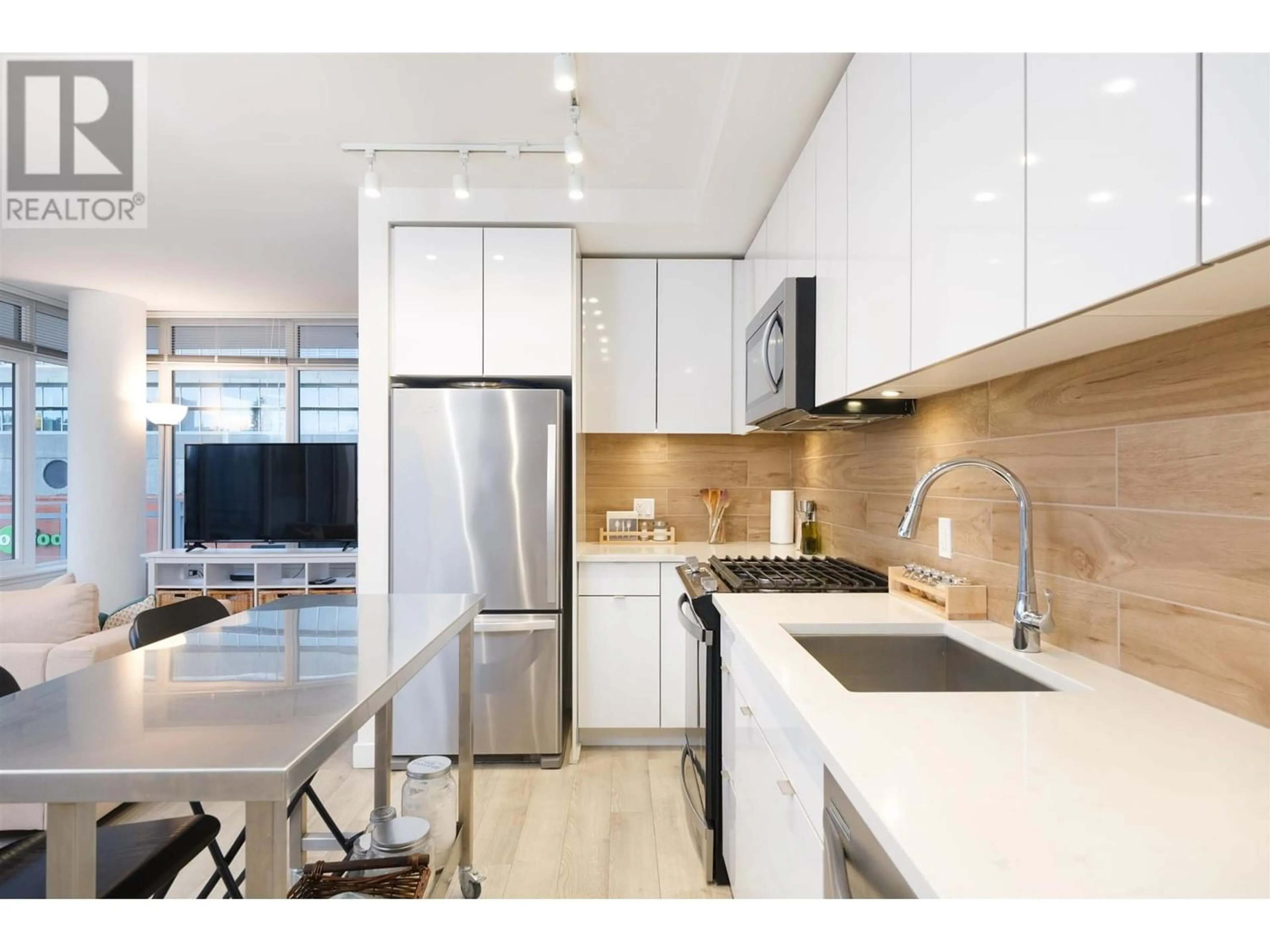 Contemporary kitchen for 503 200 NELSON'S CRESCENT, New Westminster British Columbia V3L0H4