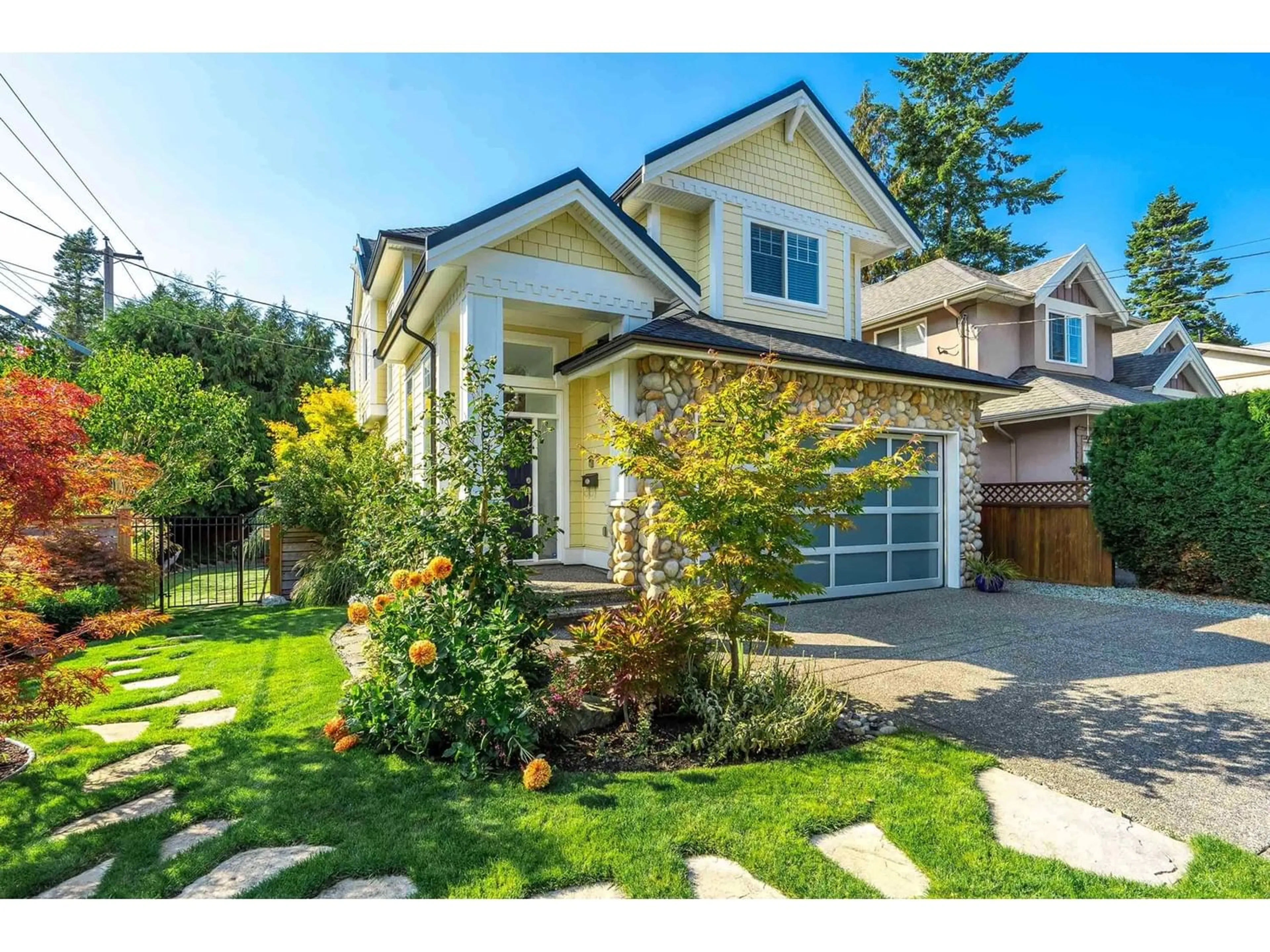 Frontside or backside of a home for 1383 129A STREET, Surrey British Columbia V4A3Y8