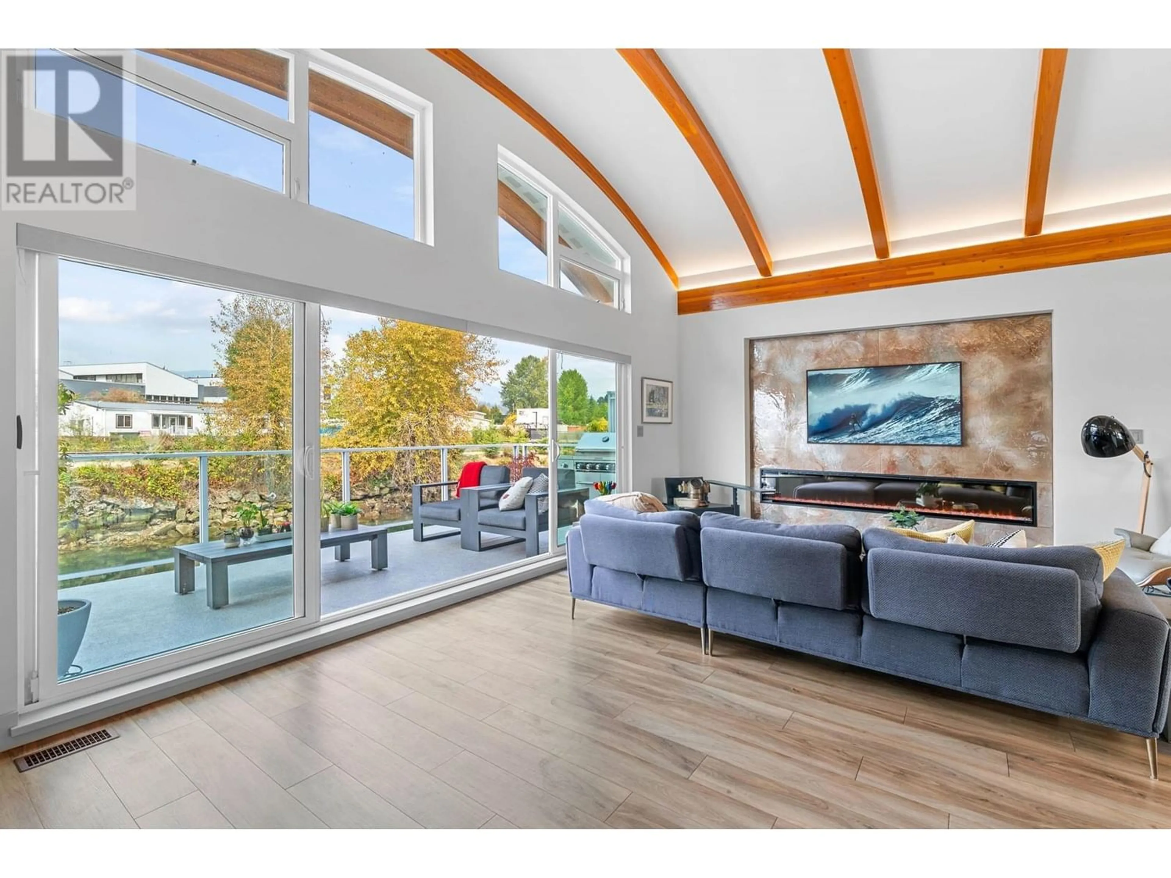 Indoor lobby for 9 415 W ESPLANADE, North Vancouver British Columbia V7M1A6