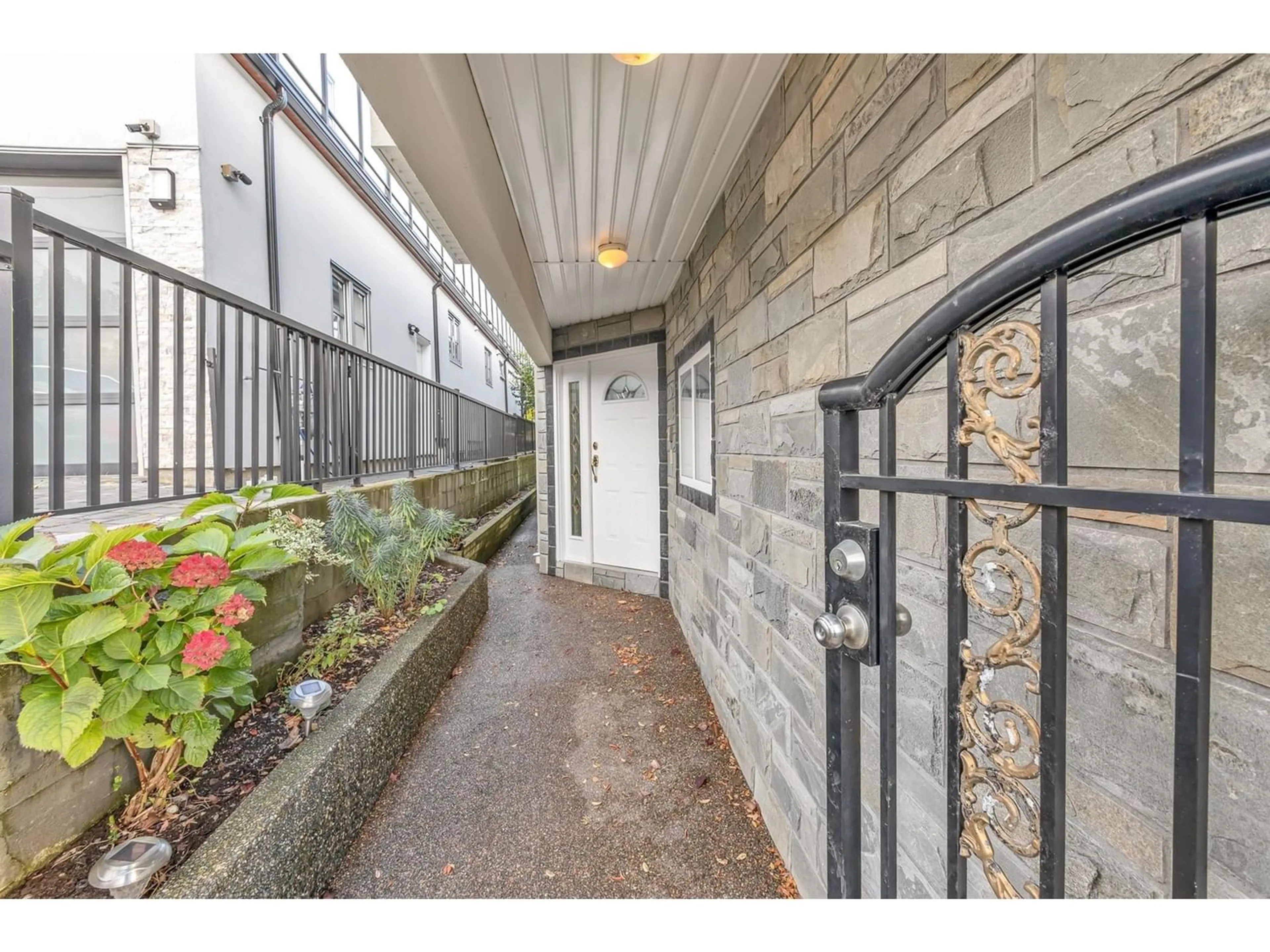 Indoor entryway for 952 KEIL STREET, White Rock British Columbia V4B4V7