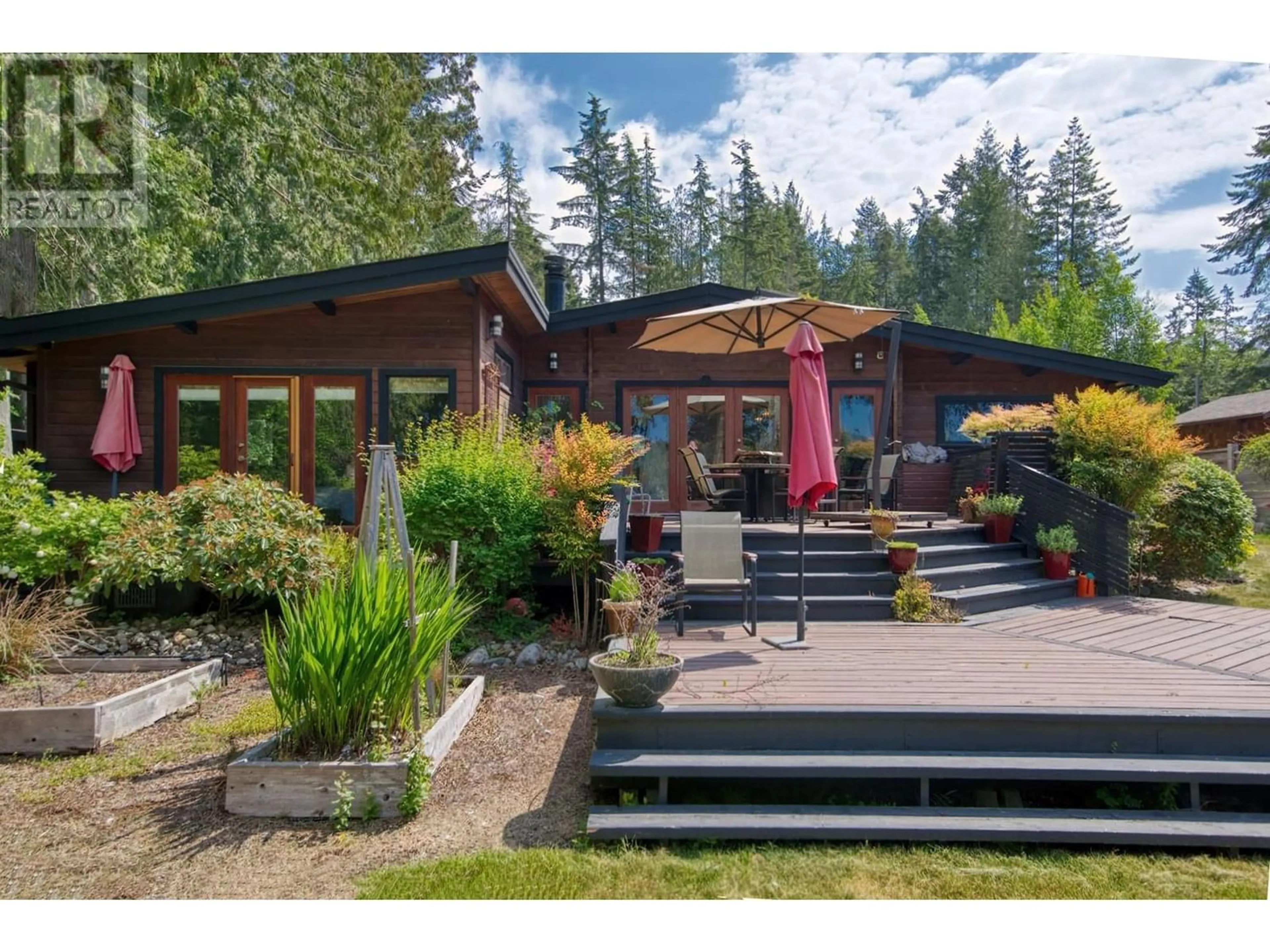 Patio for 6109 SECHELT INLET ROAD, Sechelt British Columbia V7Z0P5