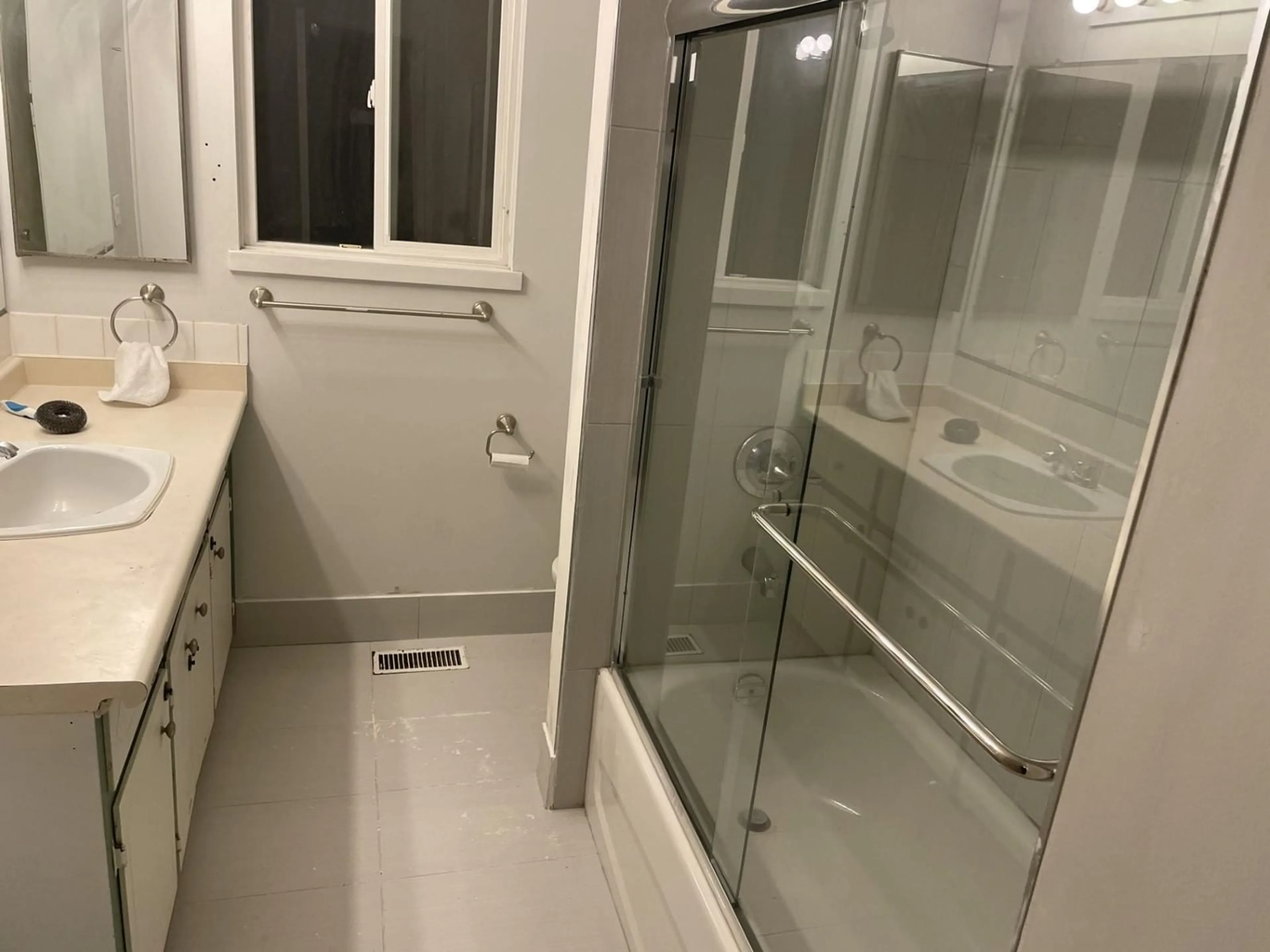 Standard bathroom, unknown for 32337 SEAL, Abbotsford British Columbia V2T1K5