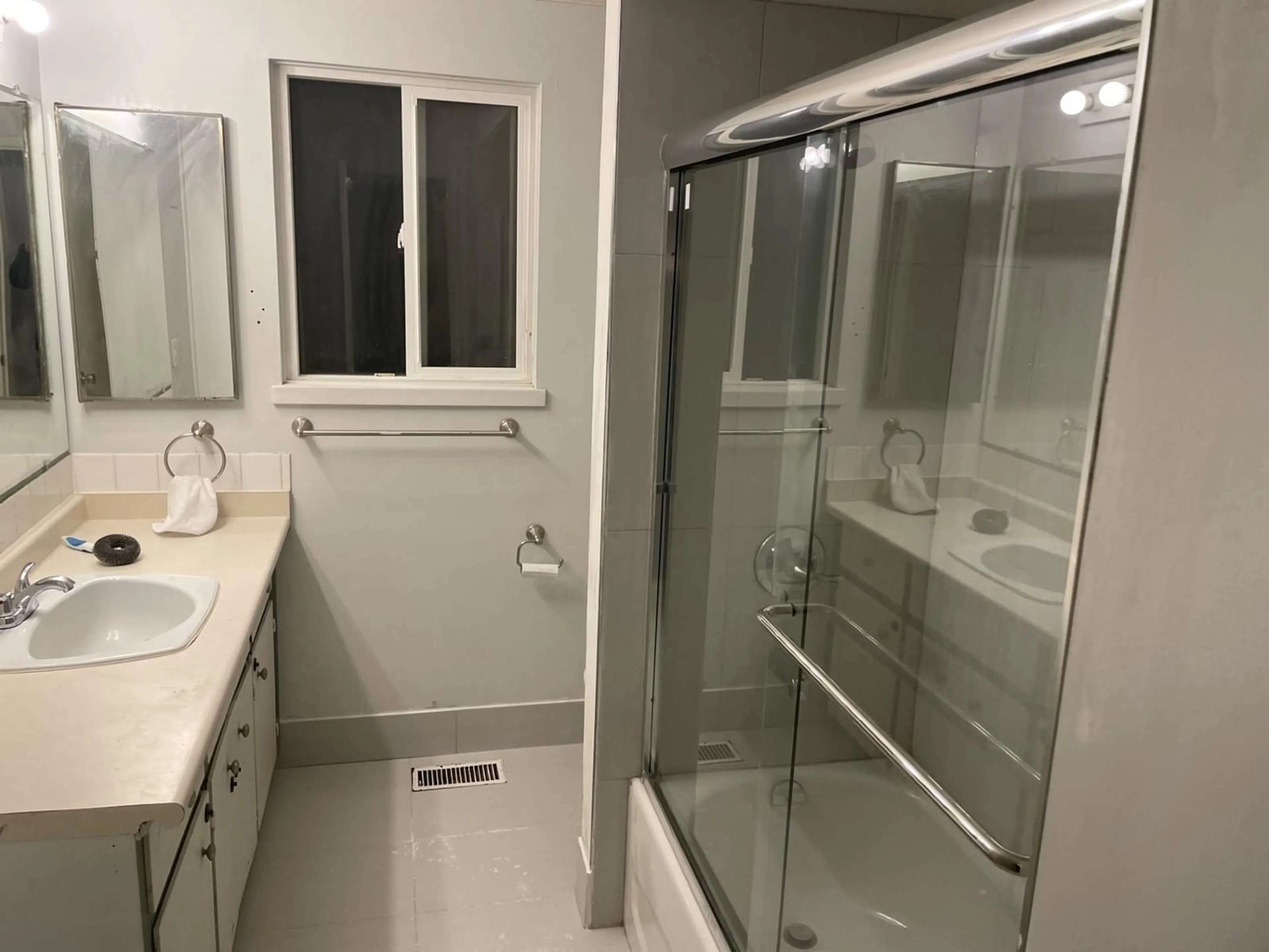 Standard bathroom, unknown for 32337 SEAL, Abbotsford British Columbia V2T1K5