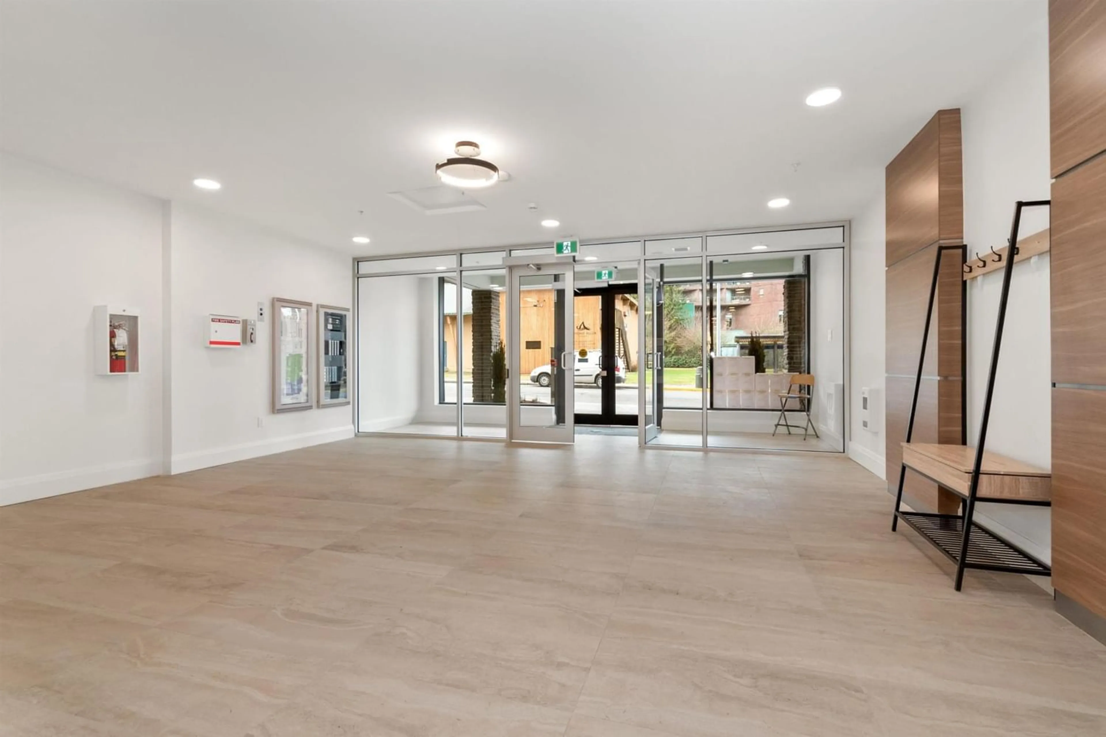 Indoor foyer, wood floors for 201 120 ESPLANADE AVENUE|Harrison Hot Sp, Harrison Hot Springs British Columbia V0M1K0