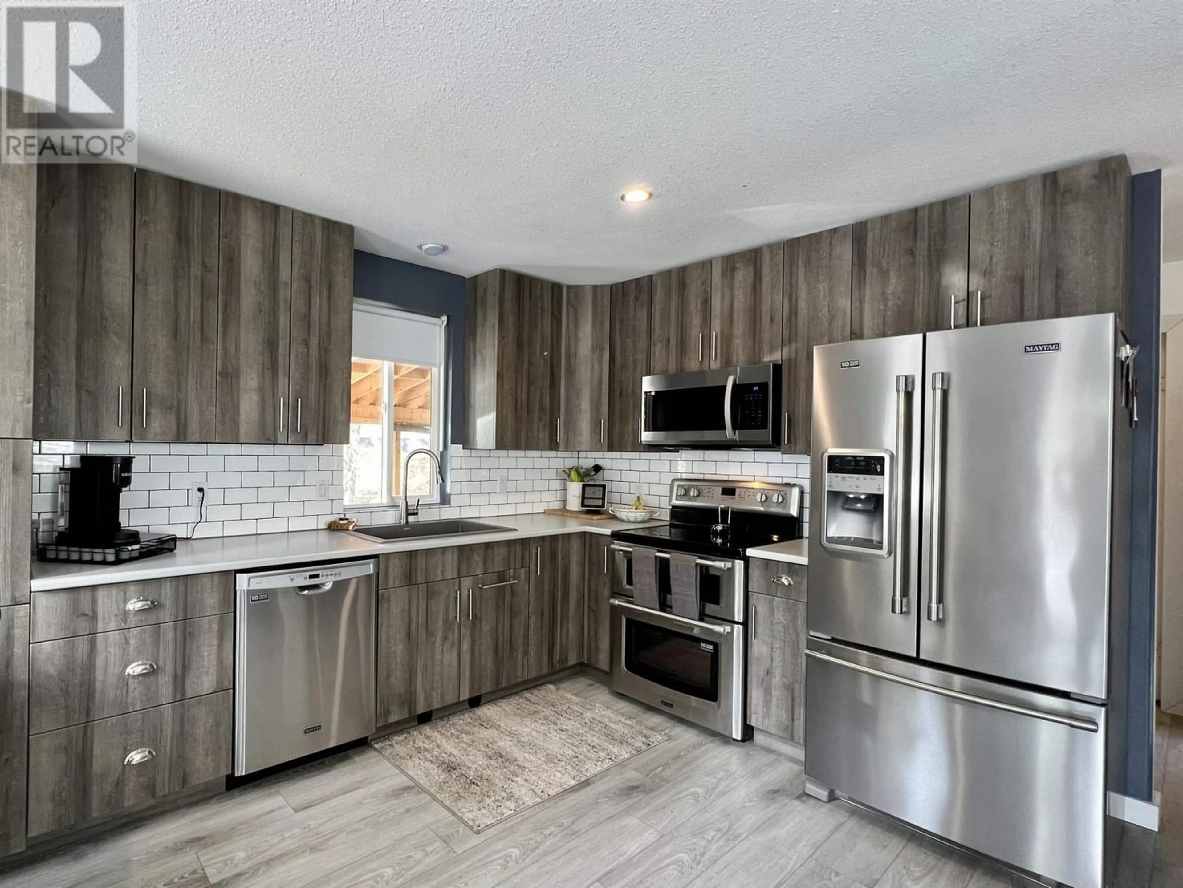 Contemporary kitchen for 4963 KYLLO ROAD, 108 Mile Ranch British Columbia V0K2Z0