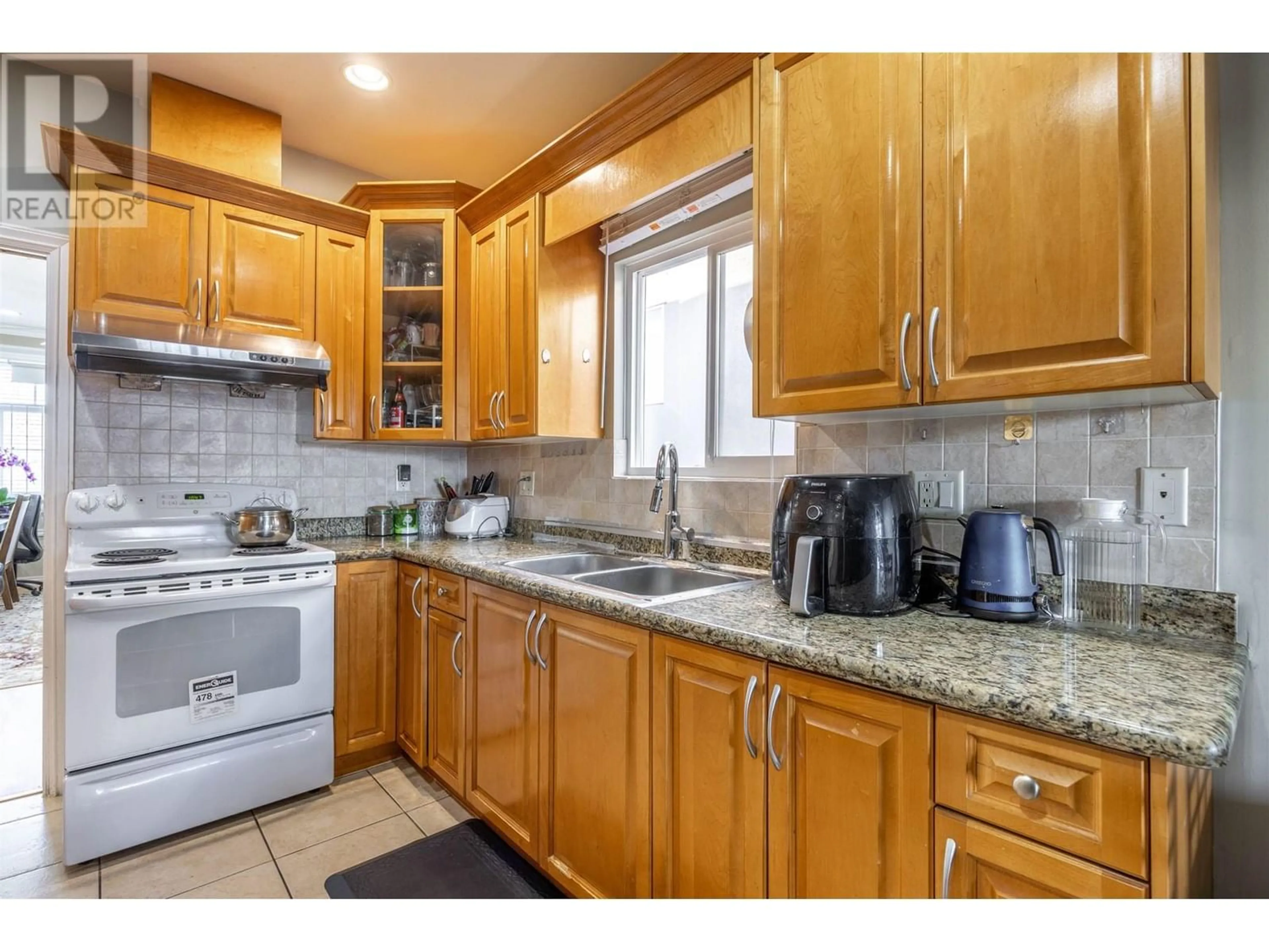 Kitchen for 7638 MAIN STREET, Vancouver British Columbia V5X3K3