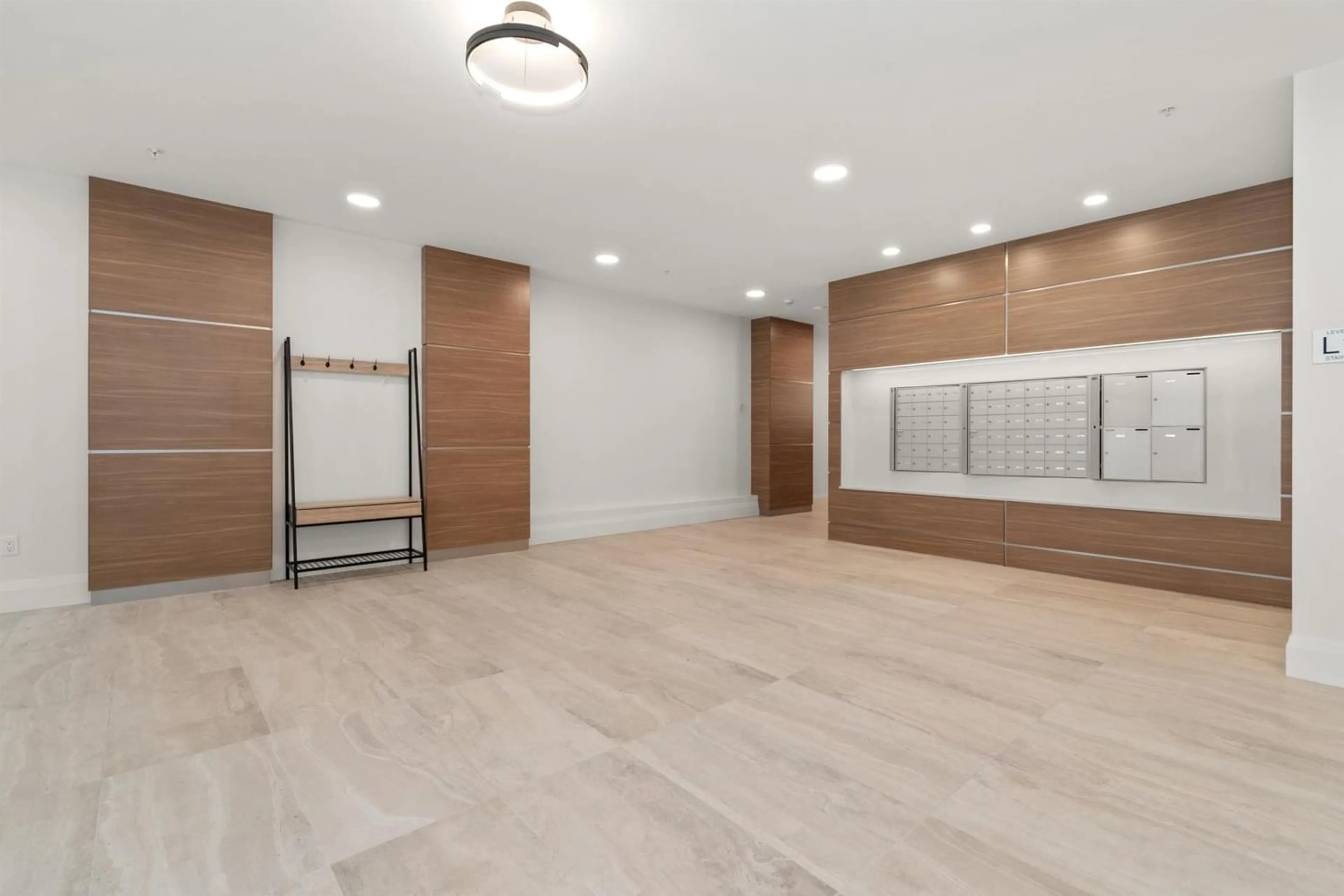 Indoor foyer, wood floors for 206 120 ESPLANADE AVENUE, Harrison Hot Springs British Columbia V0M1K0