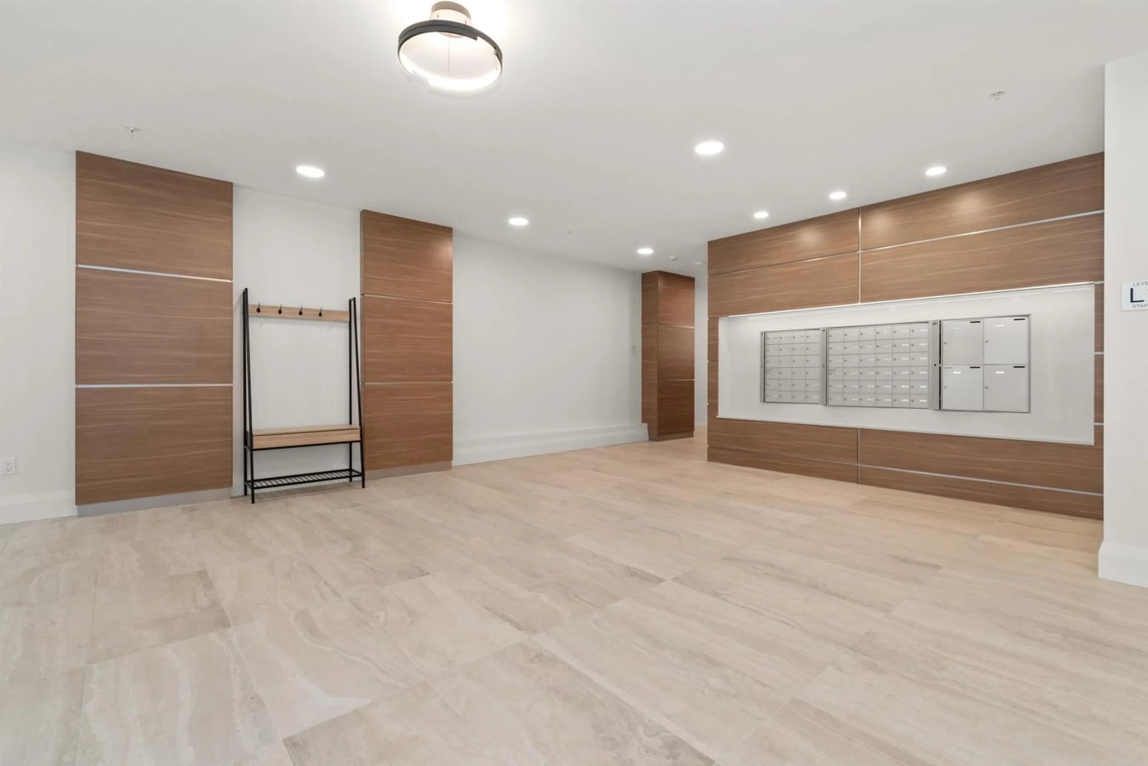 Indoor foyer, wood floors for 403 120 ESPLANADE AVENUE, Harrison Hot Springs British Columbia V0M1K0