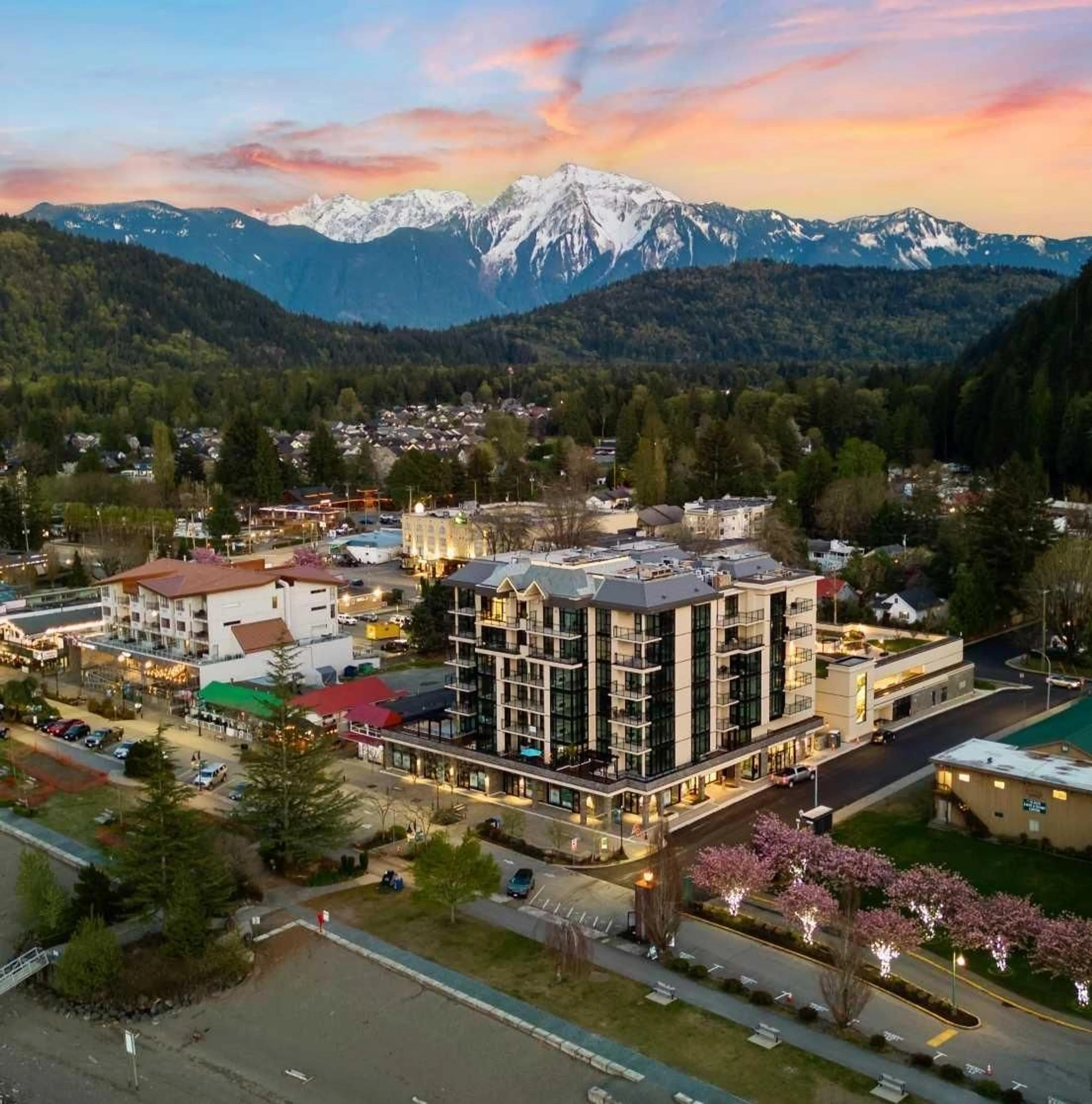 A pic from outside/outdoor area/front of a property/back of a property/a pic from drone, mountain view for 510 - 120 ESPLANADE AVENUE, Harrison Hot Springs British Columbia V0M1K0