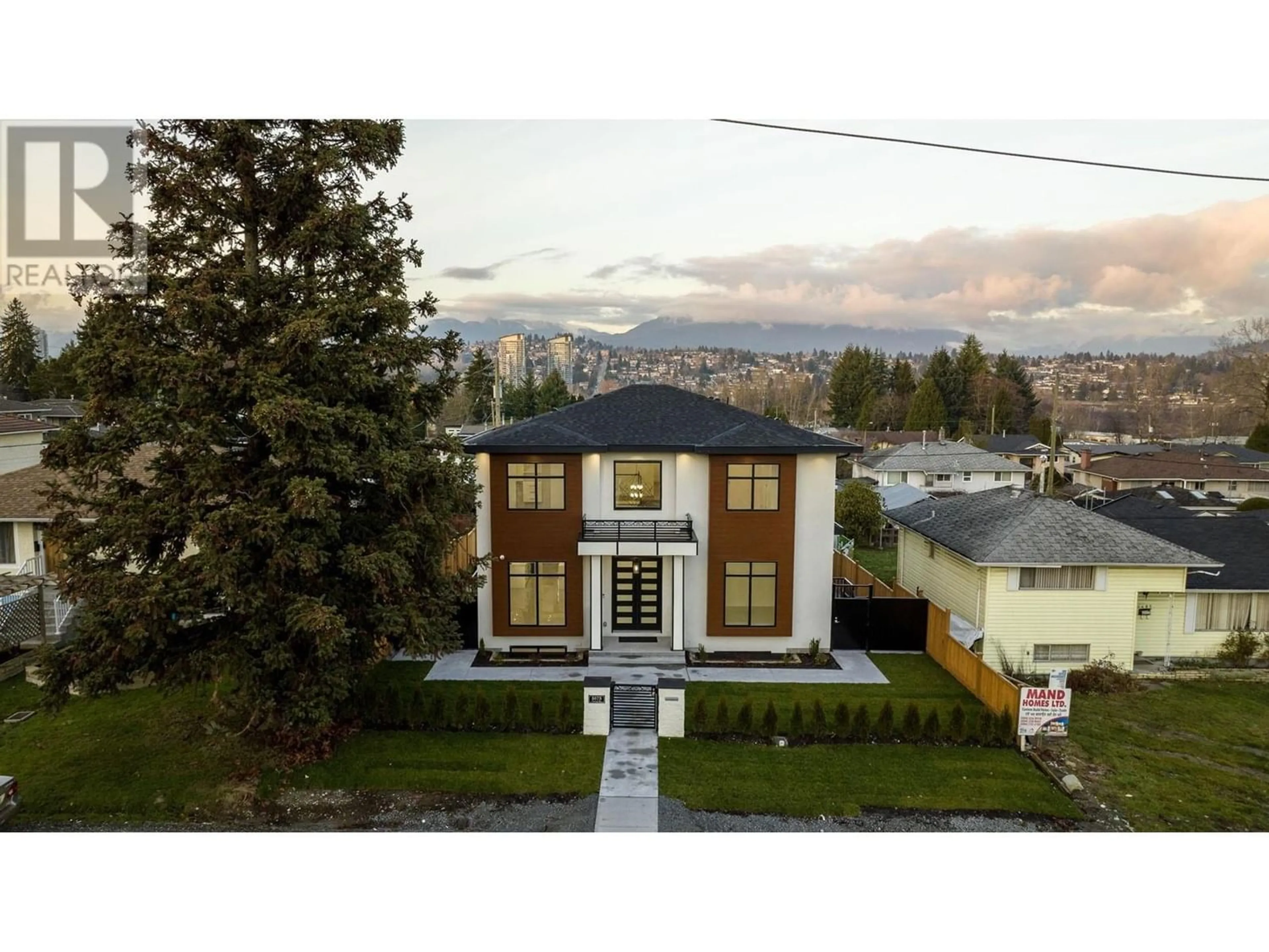 Frontside or backside of a home for 5675 LAUREL STREET, Burnaby British Columbia V5G1N4