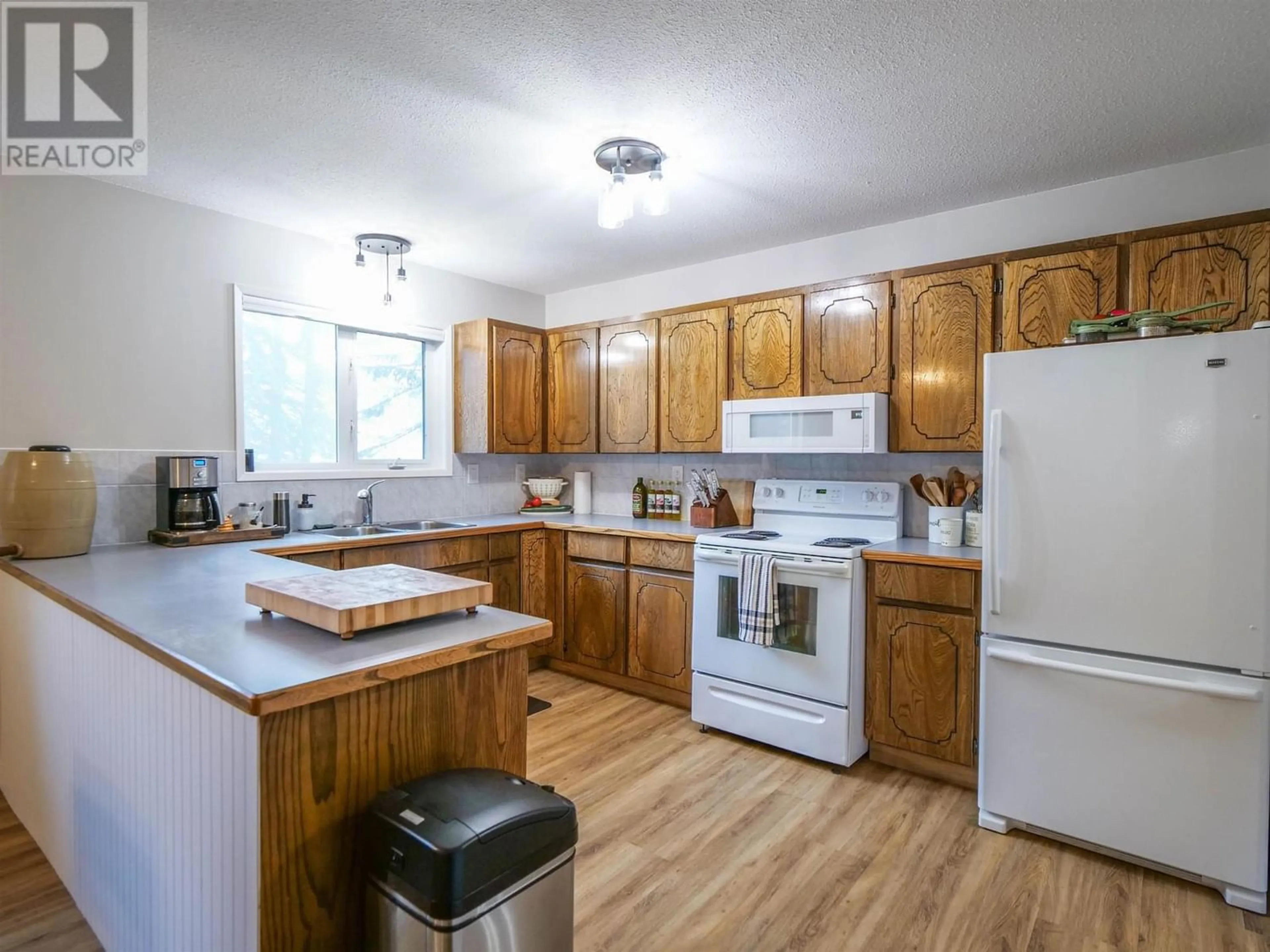 Standard kitchen for 841 PINE ROAD, Quesnel British Columbia V2J4E3