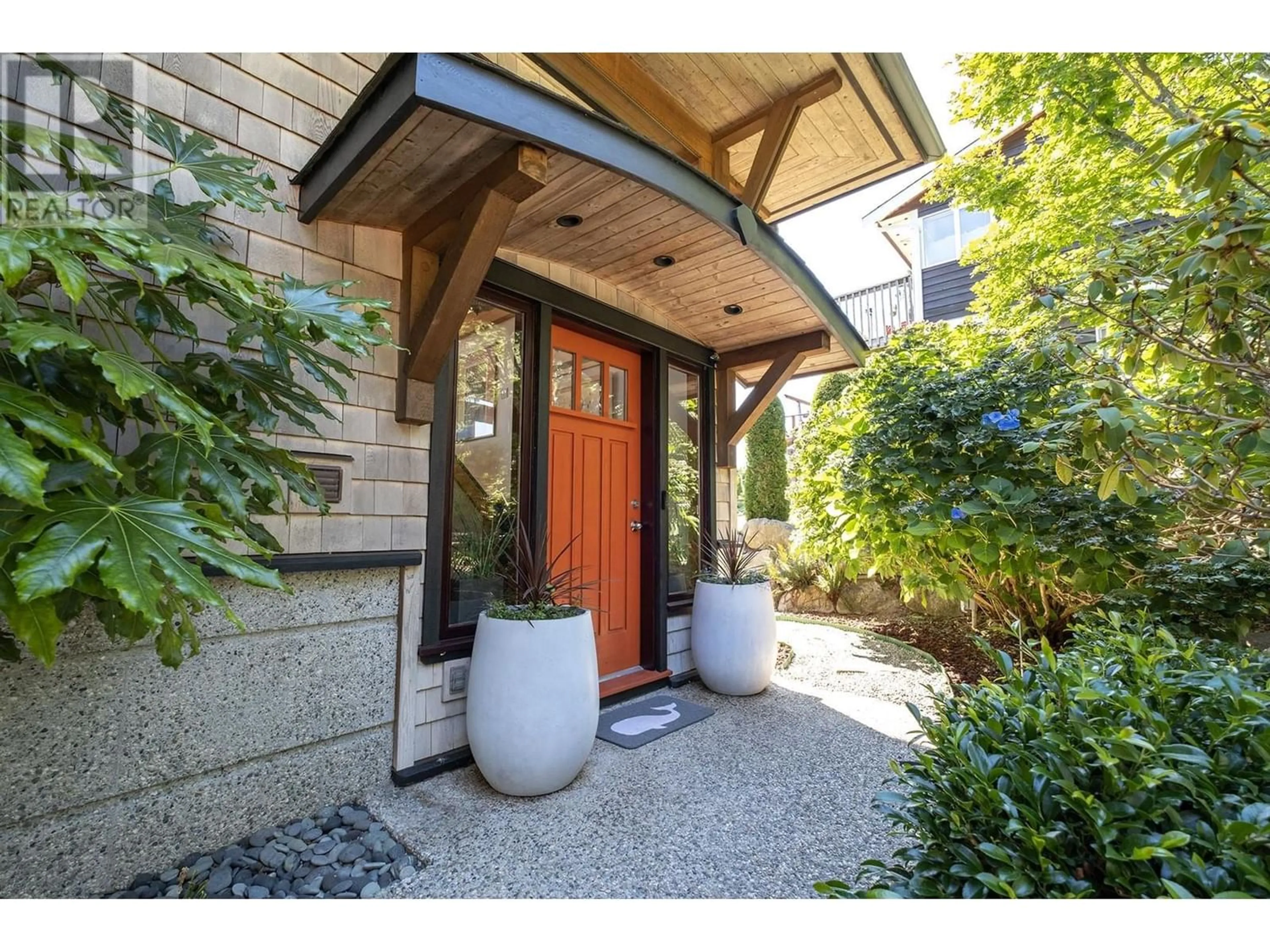 Indoor entryway for 557 CENTRAL AVENUE, Gibsons British Columbia V0N1V1