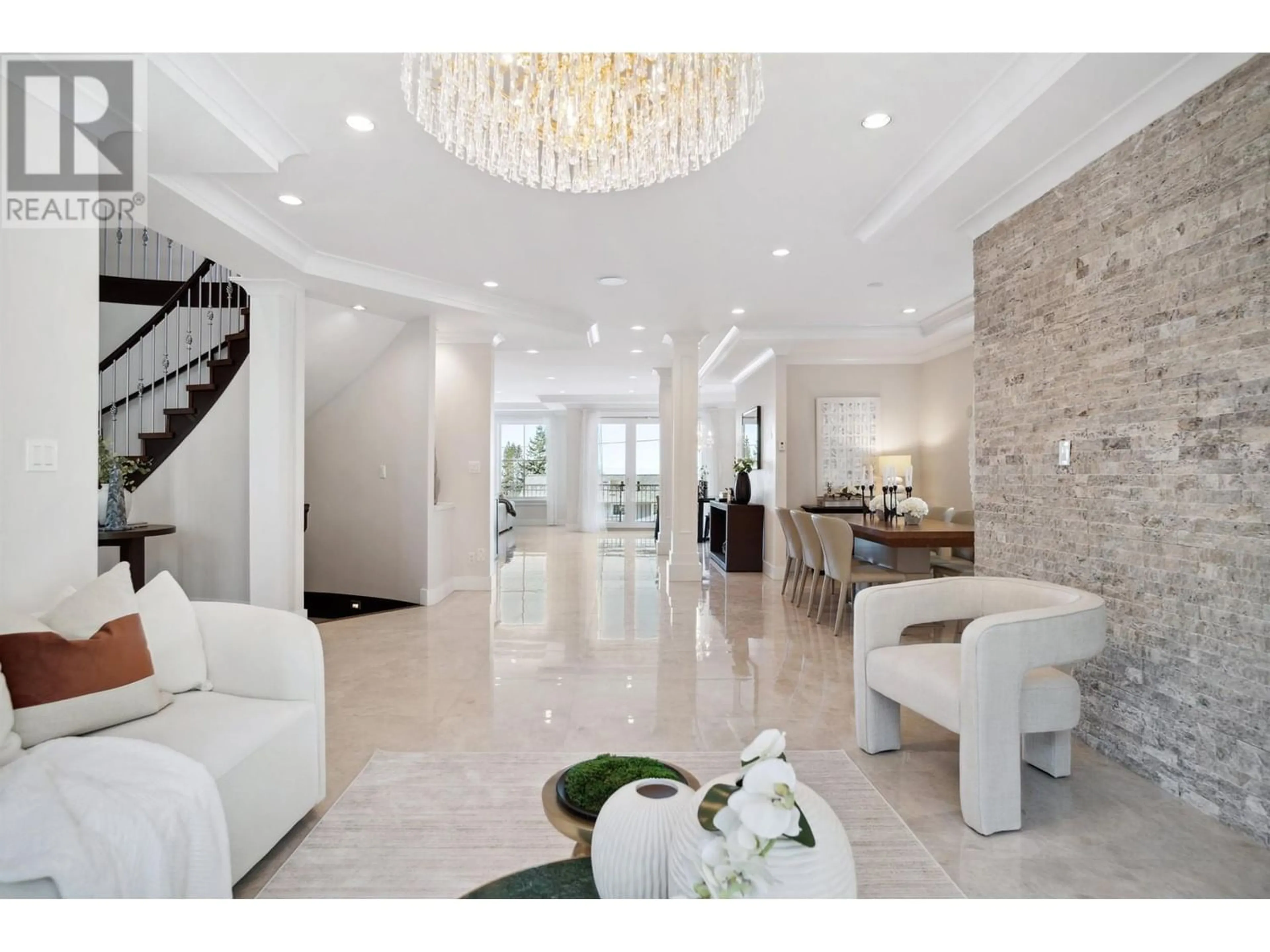 Indoor foyer for 231 KENSINGTON CRESCENT, North Vancouver British Columbia V7N2S6