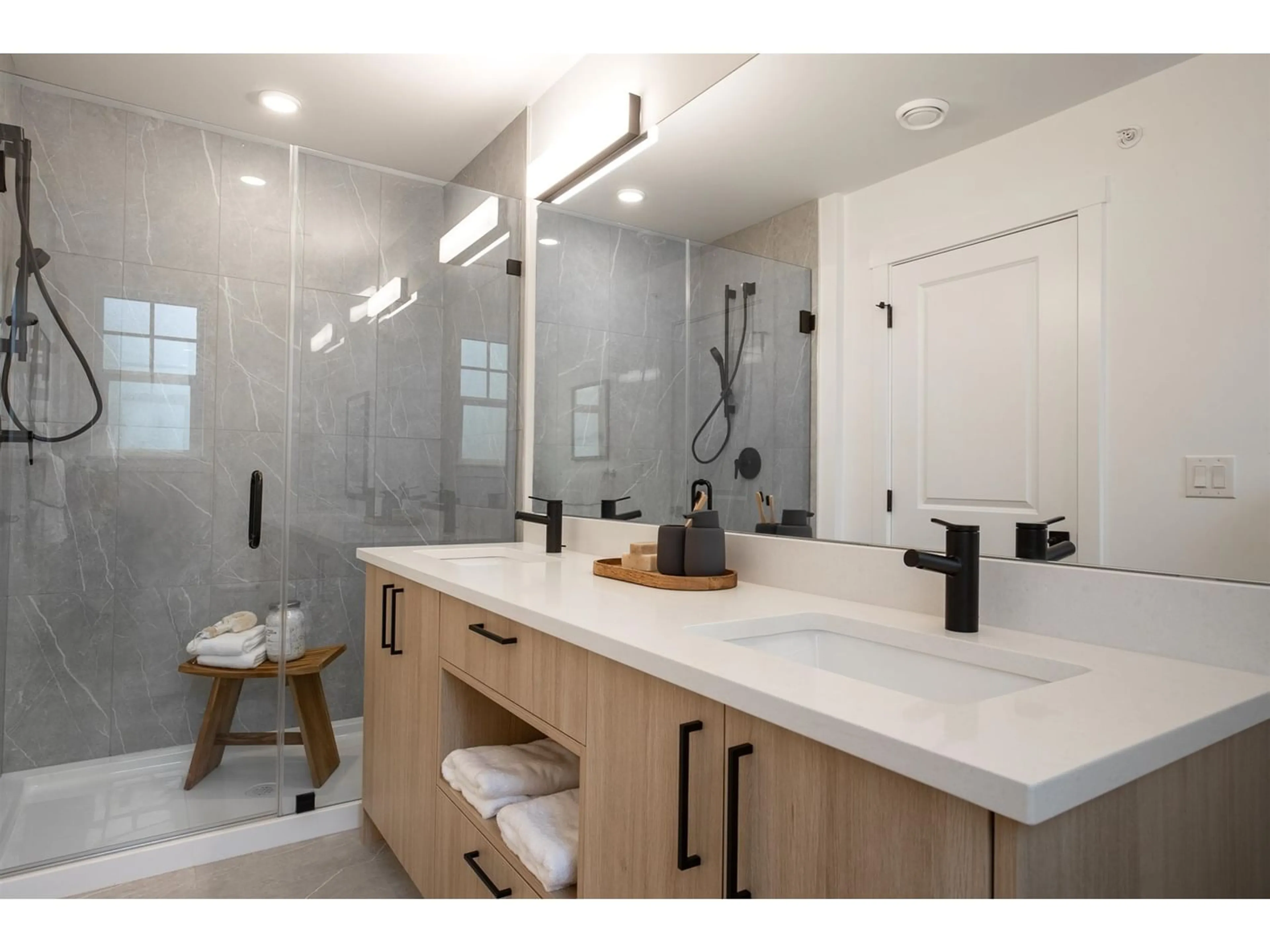 Contemporary bathroom for 38 7640 197 STREET, Langley British Columbia V0V0V0