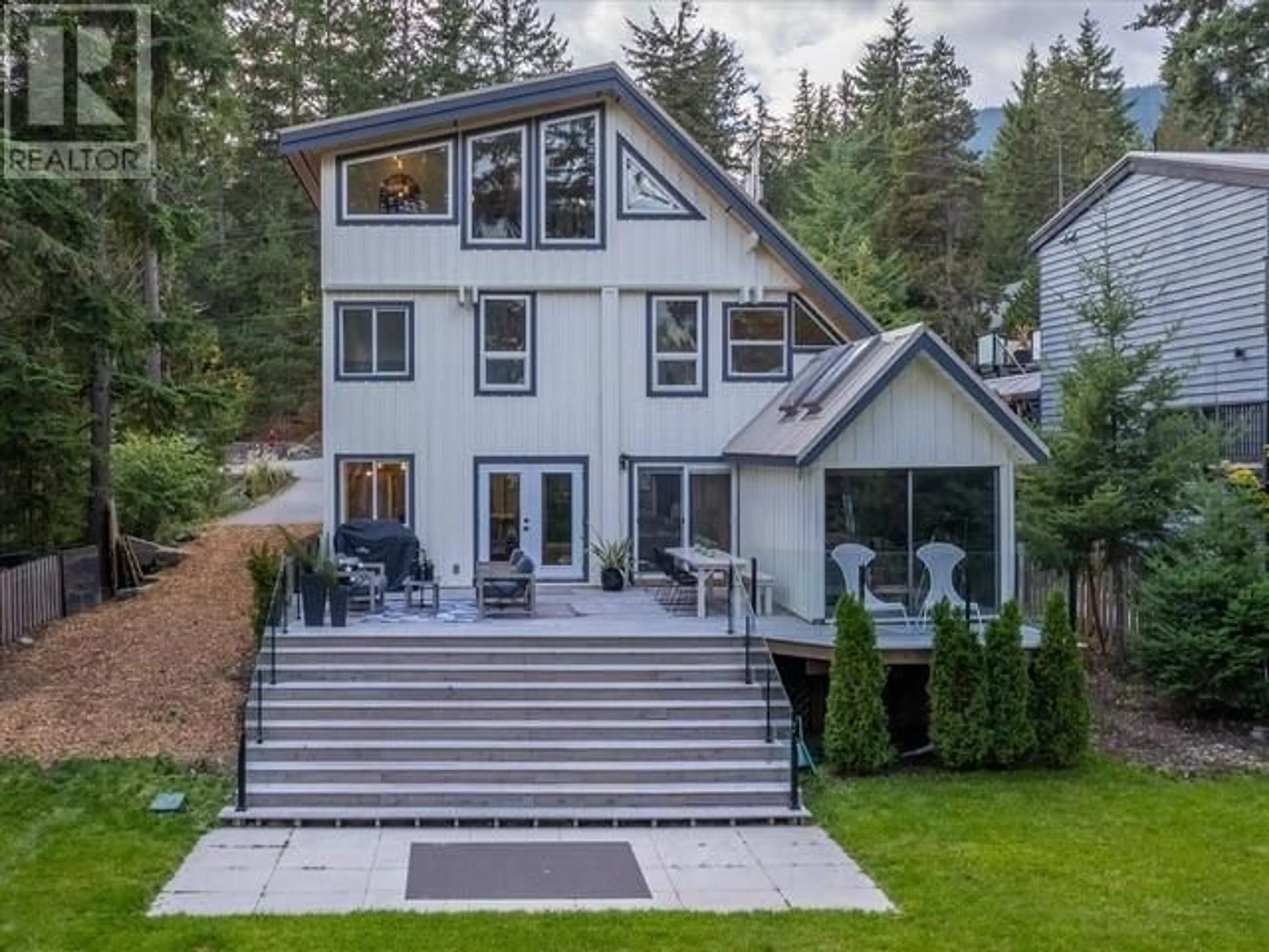 Frontside or backside of a home for 9199 EMERALD DRIVE, Whistler British Columbia V8E0G5