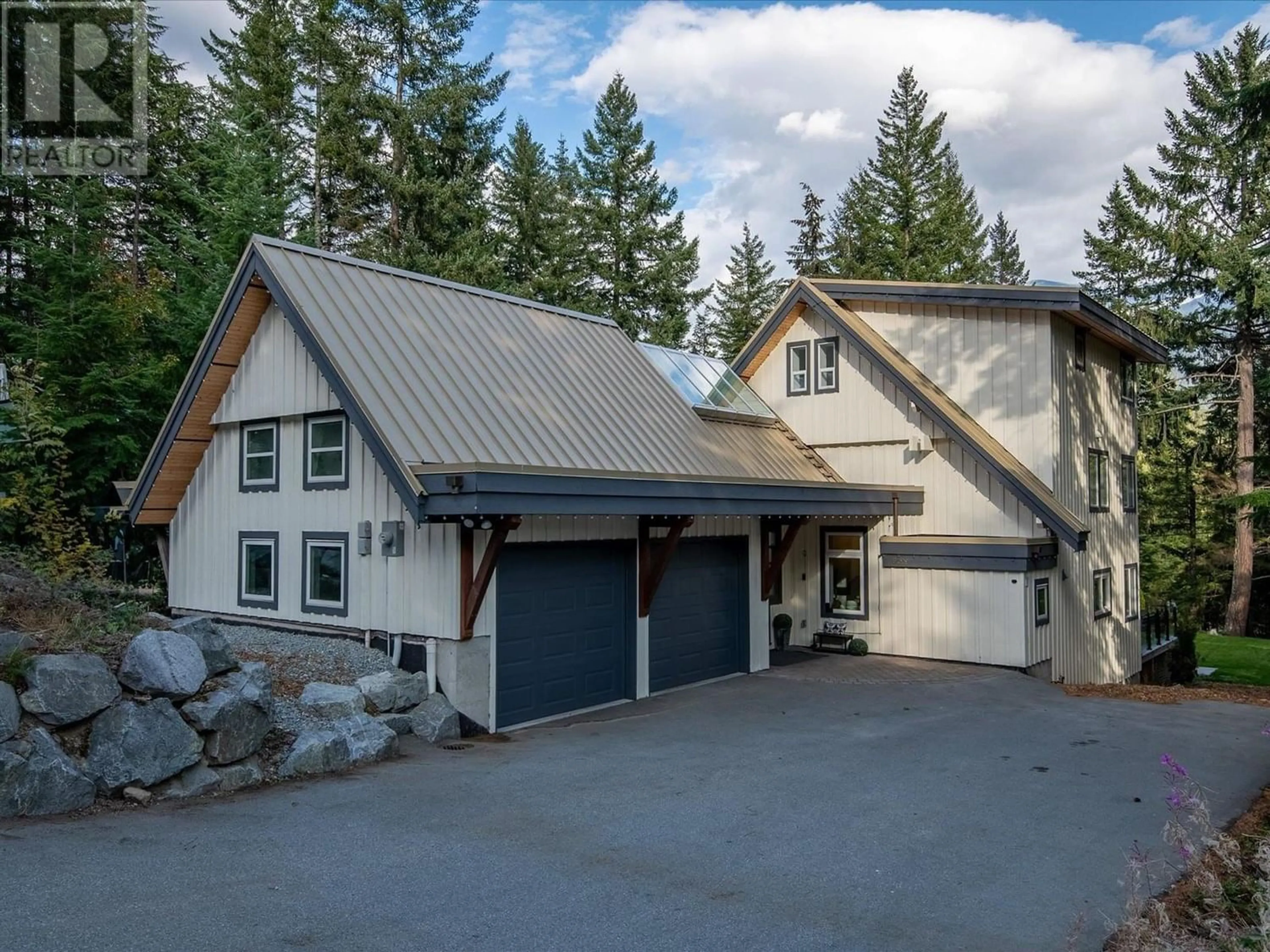 Living room for 9199 EMERALD DRIVE, Whistler British Columbia V8E0G5