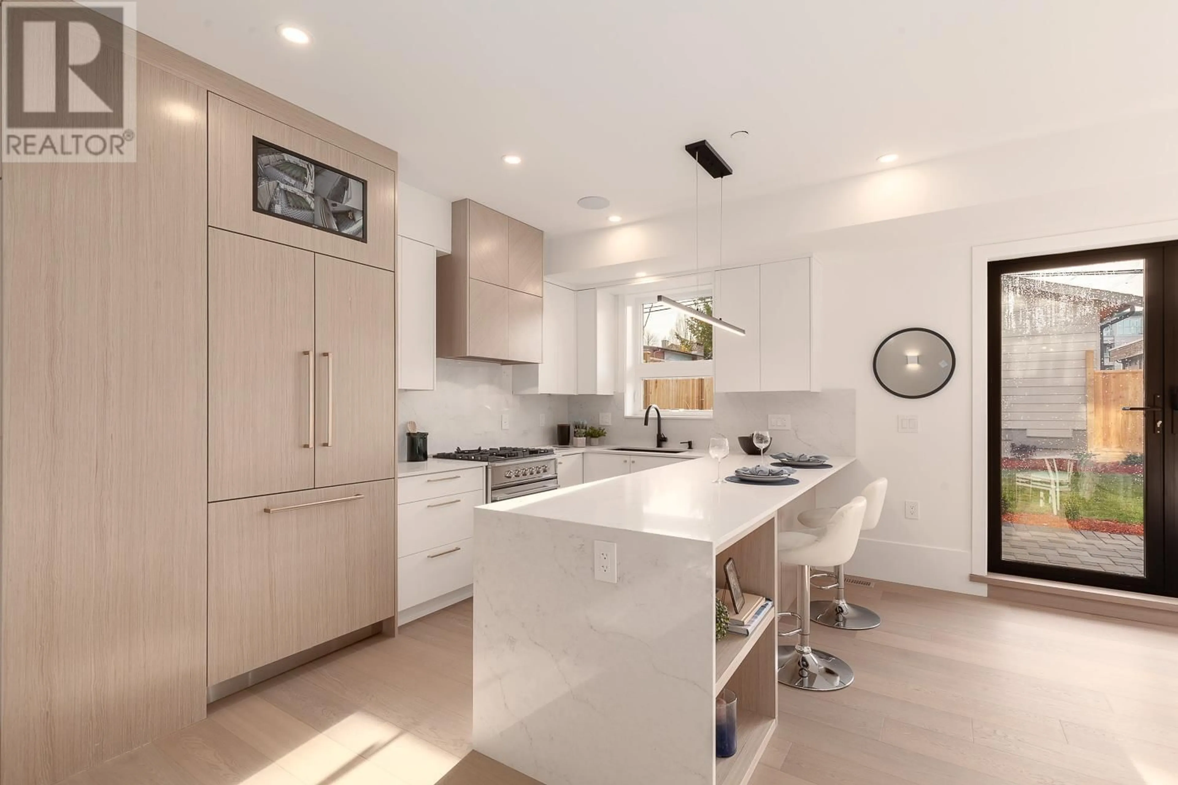 Contemporary kitchen for 2 230 E 17TH AVENUE, Vancouver British Columbia V5V1A7