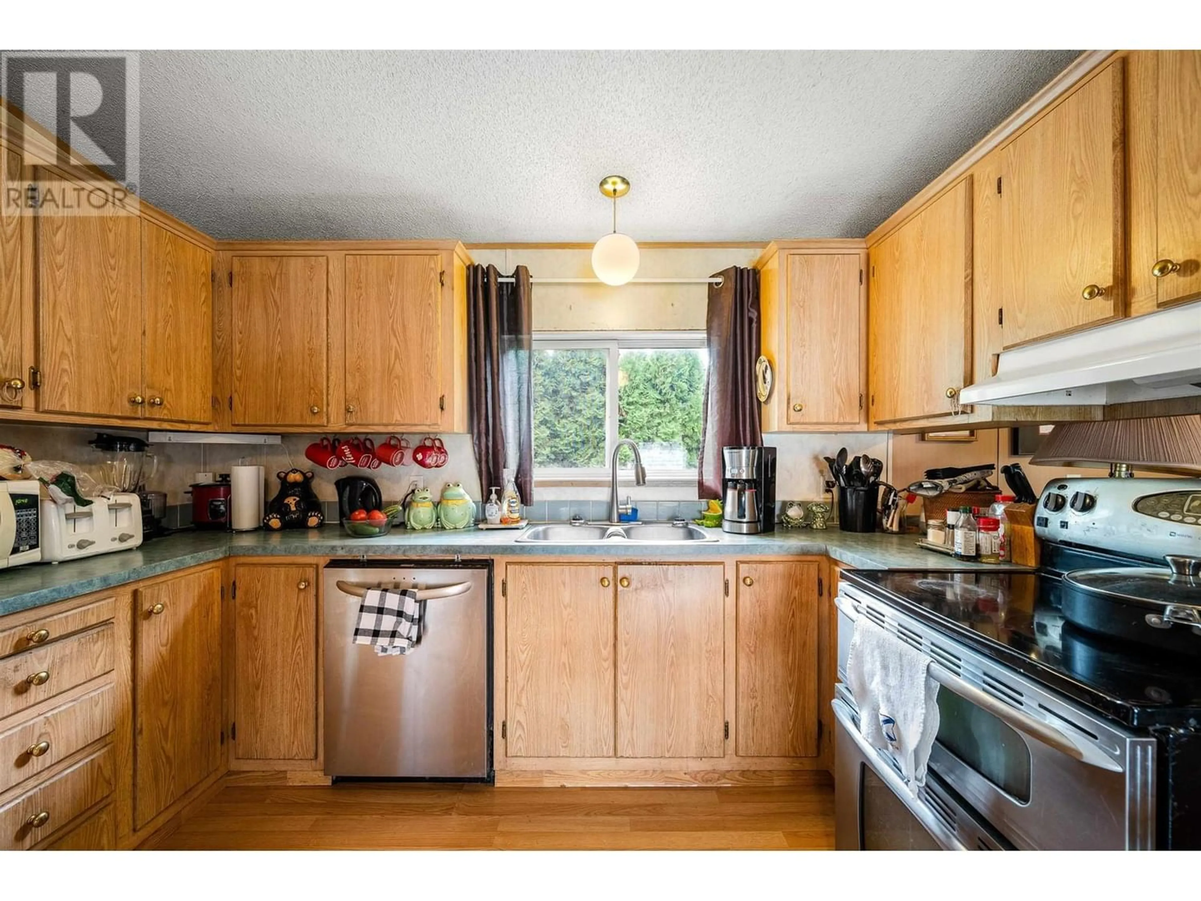 Standard kitchen for 40 7370 HIGHWAY 99, Pemberton British Columbia V0N2L0