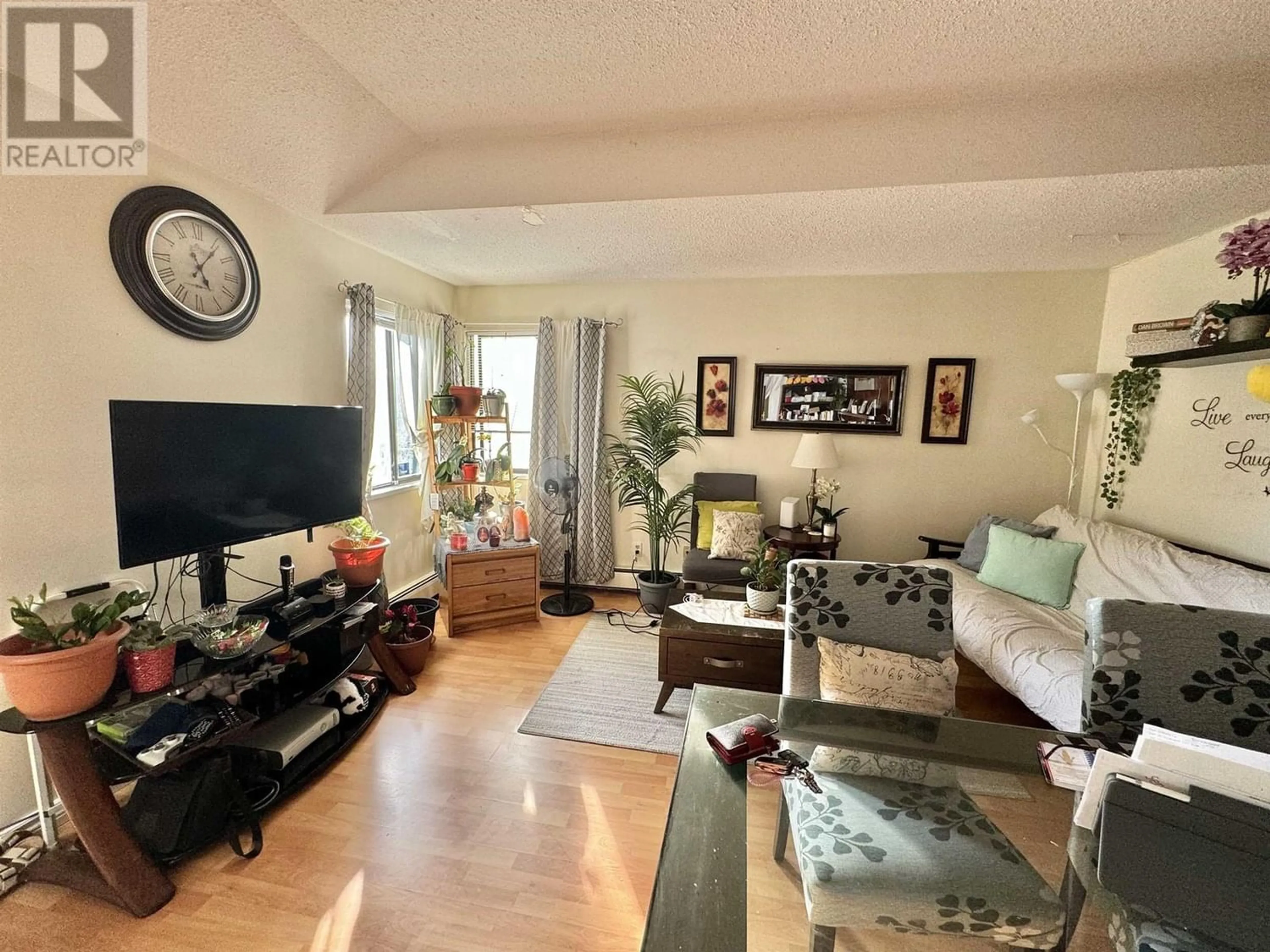Living room for 5136 HASTINGS STREET, Burnaby British Columbia V5B1P6