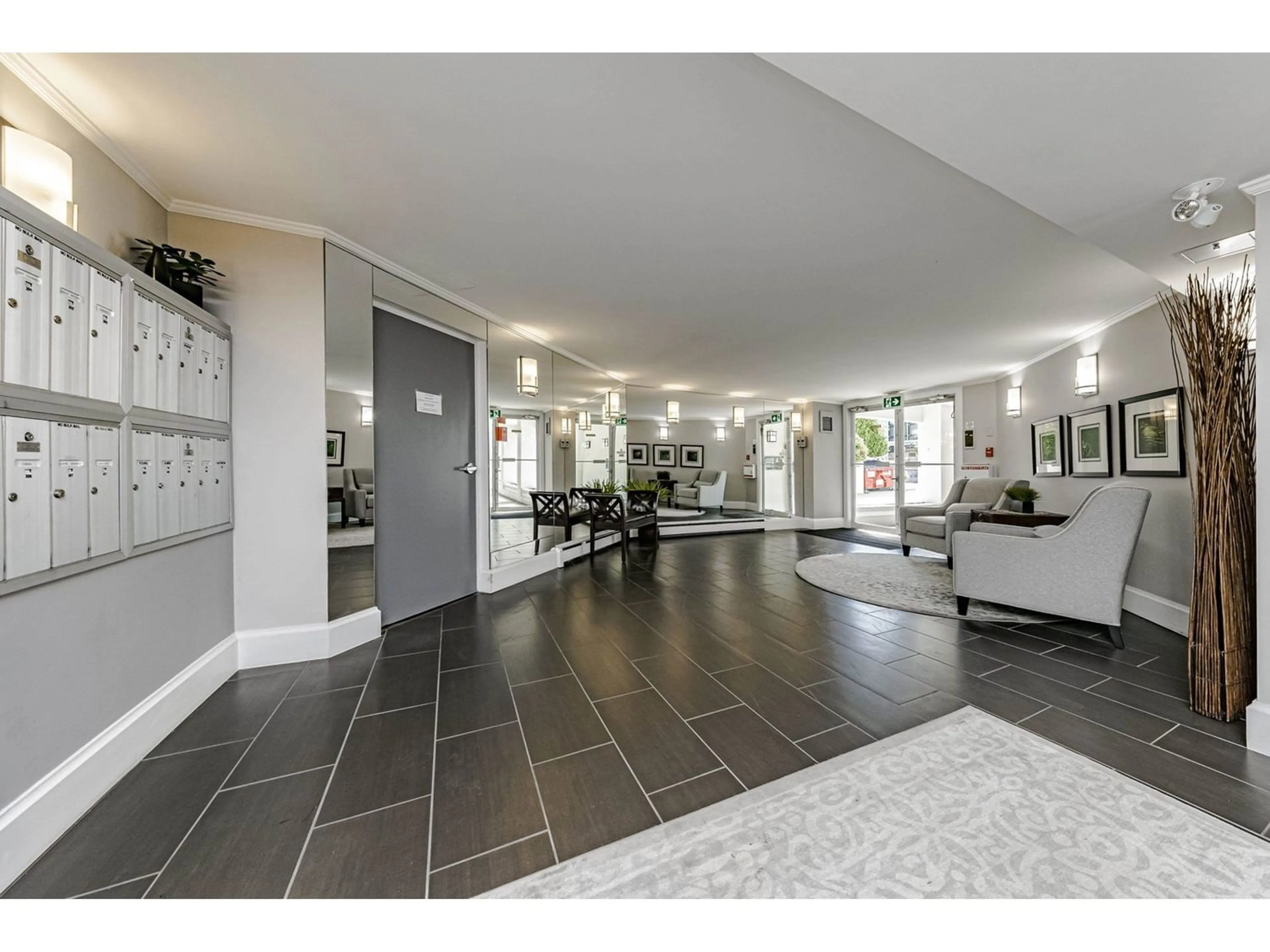 Indoor foyer for 206 15367 BUENA VISTA AVENUE, White Rock British Columbia V4B1Y7