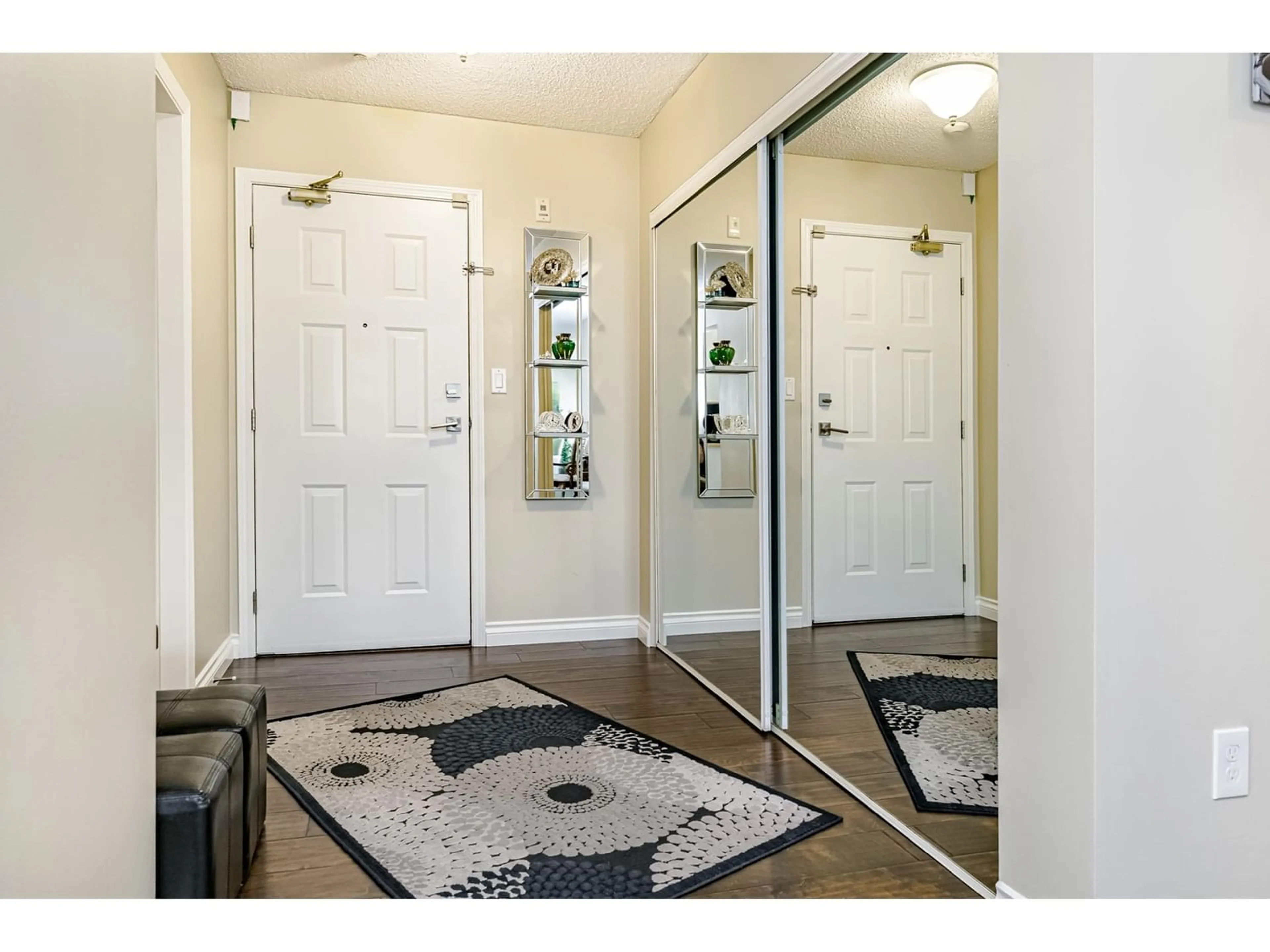 Indoor entryway for 206 15367 BUENA VISTA AVENUE, White Rock British Columbia V4B1Y7