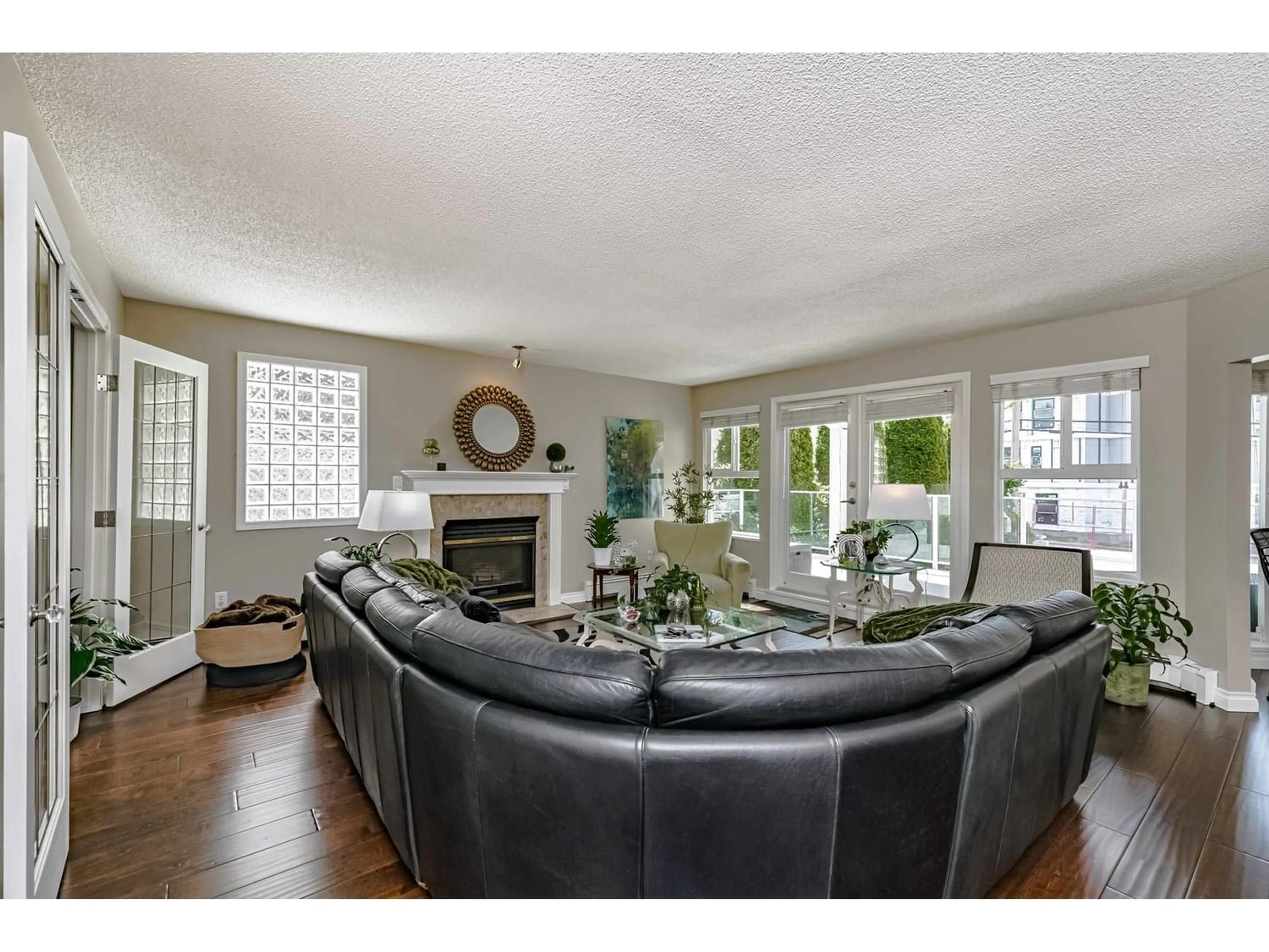 Living room for 206 15367 BUENA VISTA AVENUE, White Rock British Columbia V4B1Y7