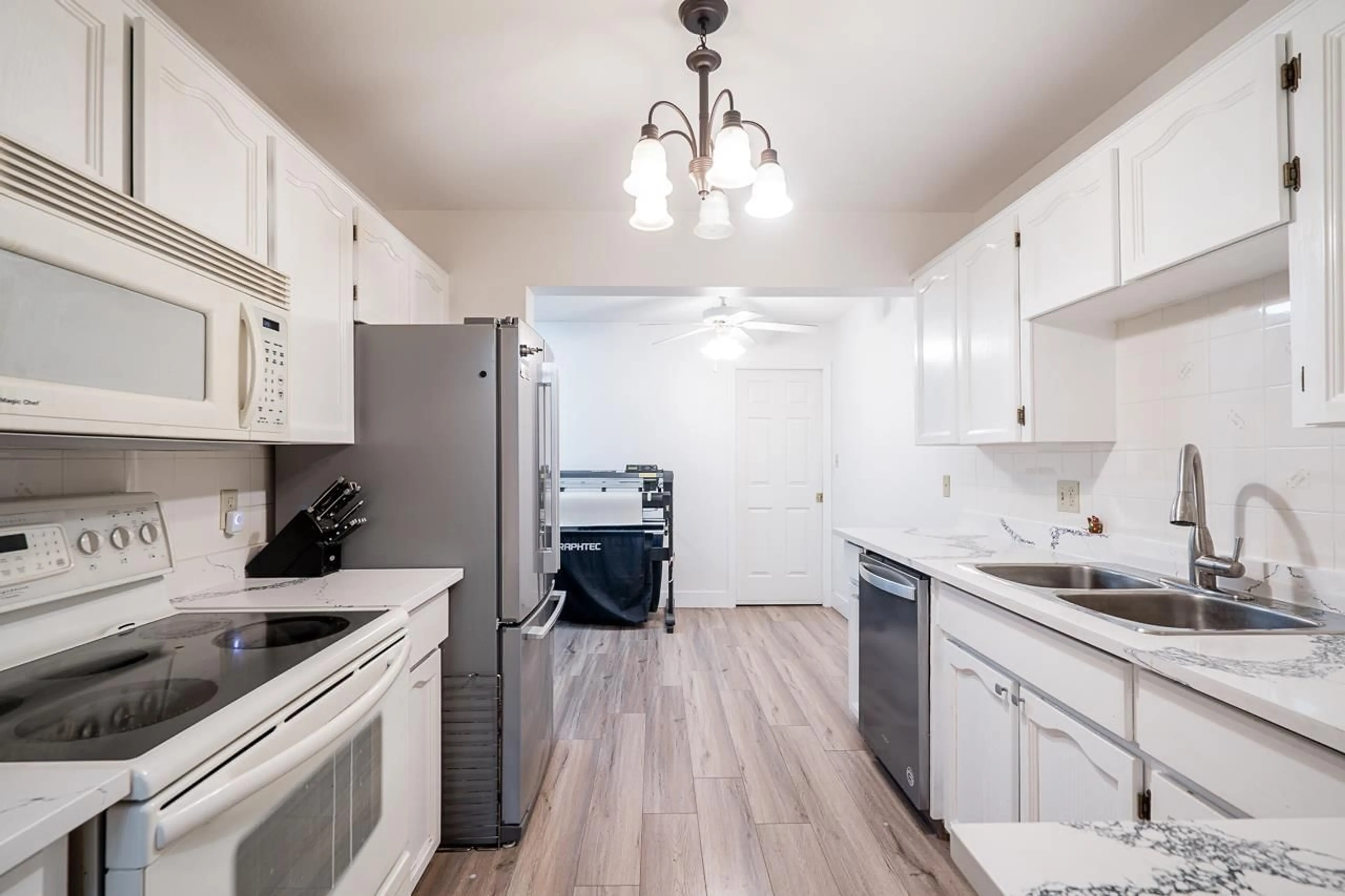 Standard kitchen for 604 9131 154 STREET, Surrey British Columbia V3R9G8