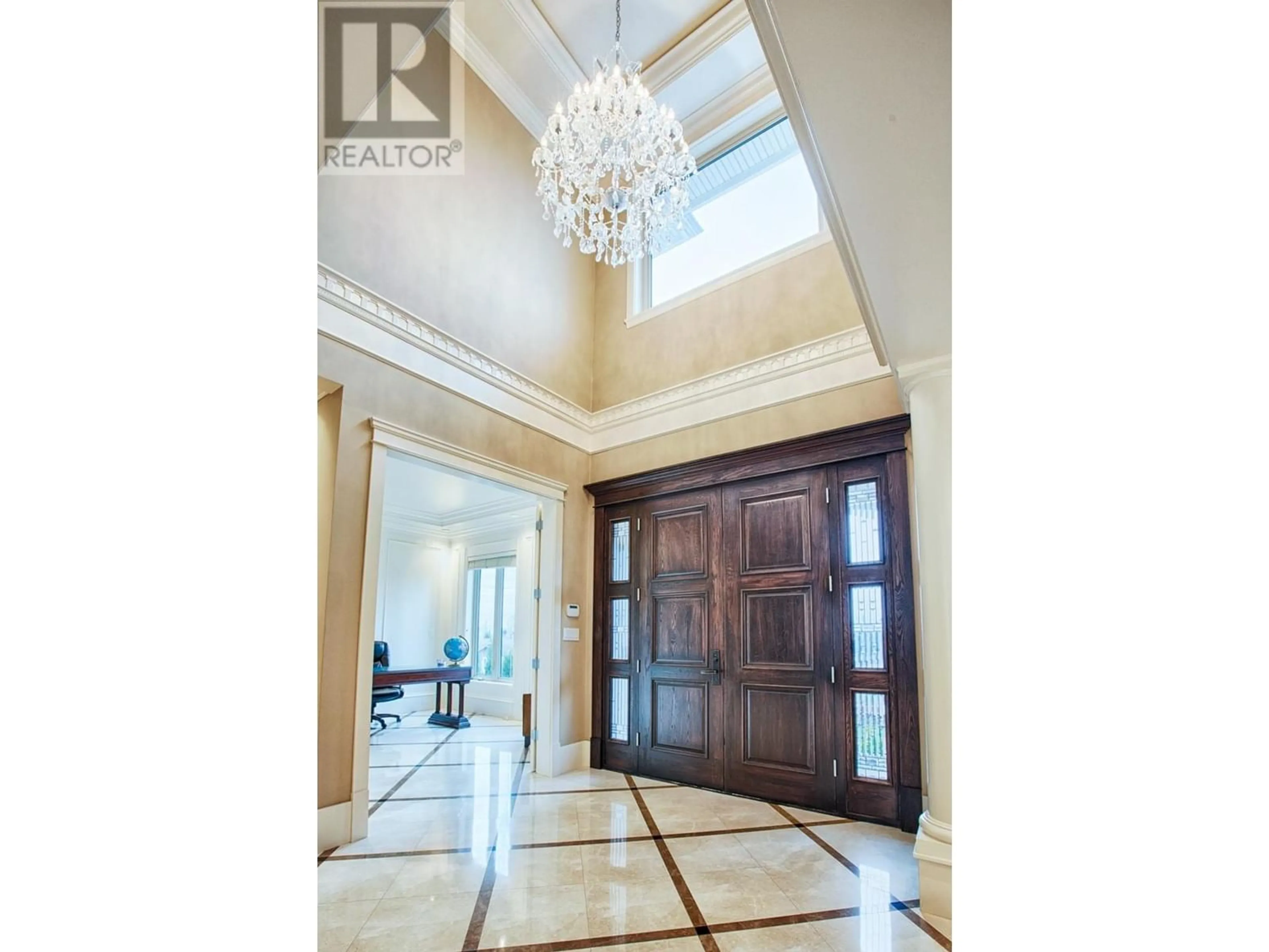 Indoor foyer for 5538 MEADEDALE DRIVE, Burnaby British Columbia V5B2E8