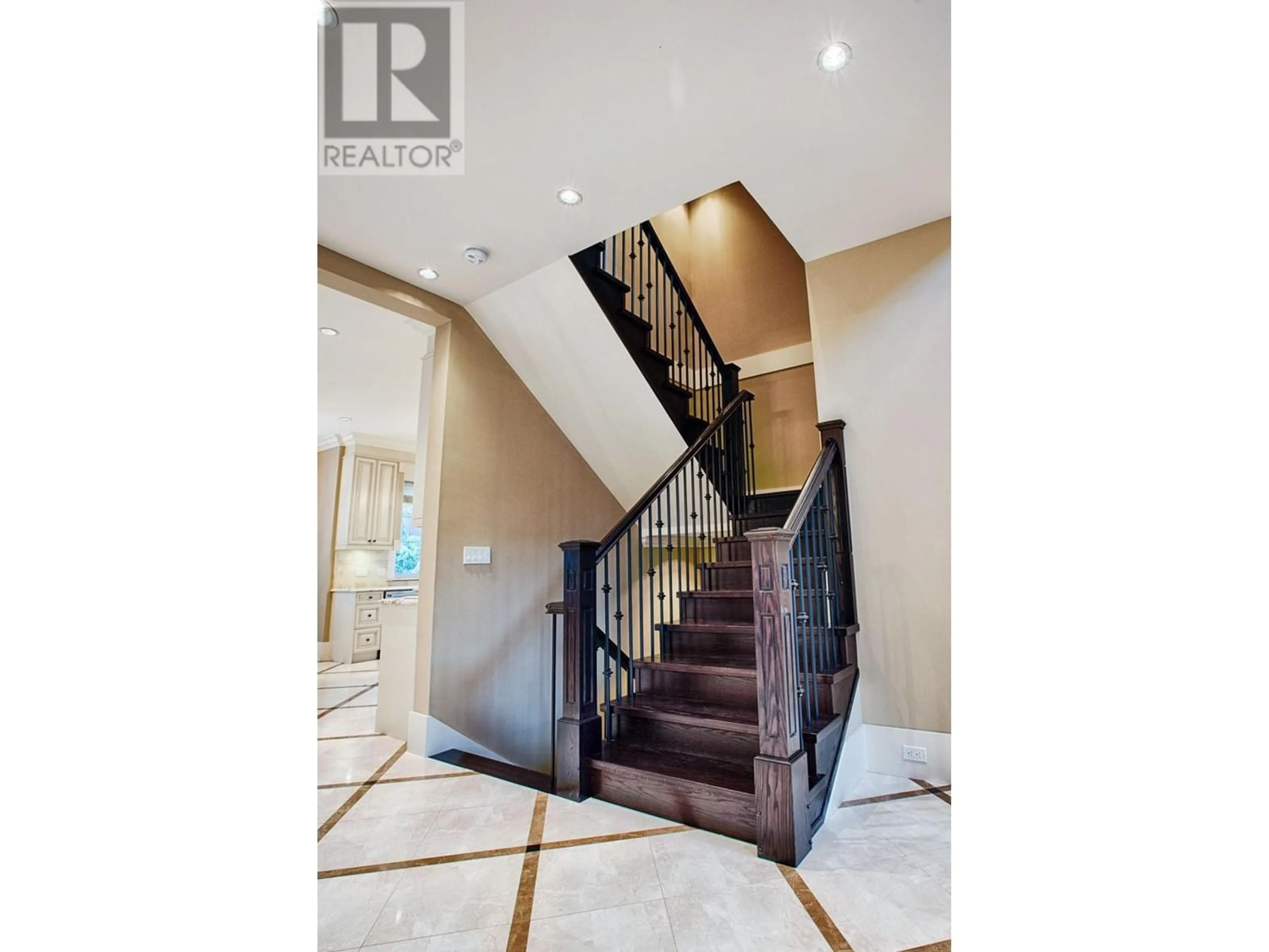 Indoor foyer for 5538 MEADEDALE DRIVE, Burnaby British Columbia V5B2E8