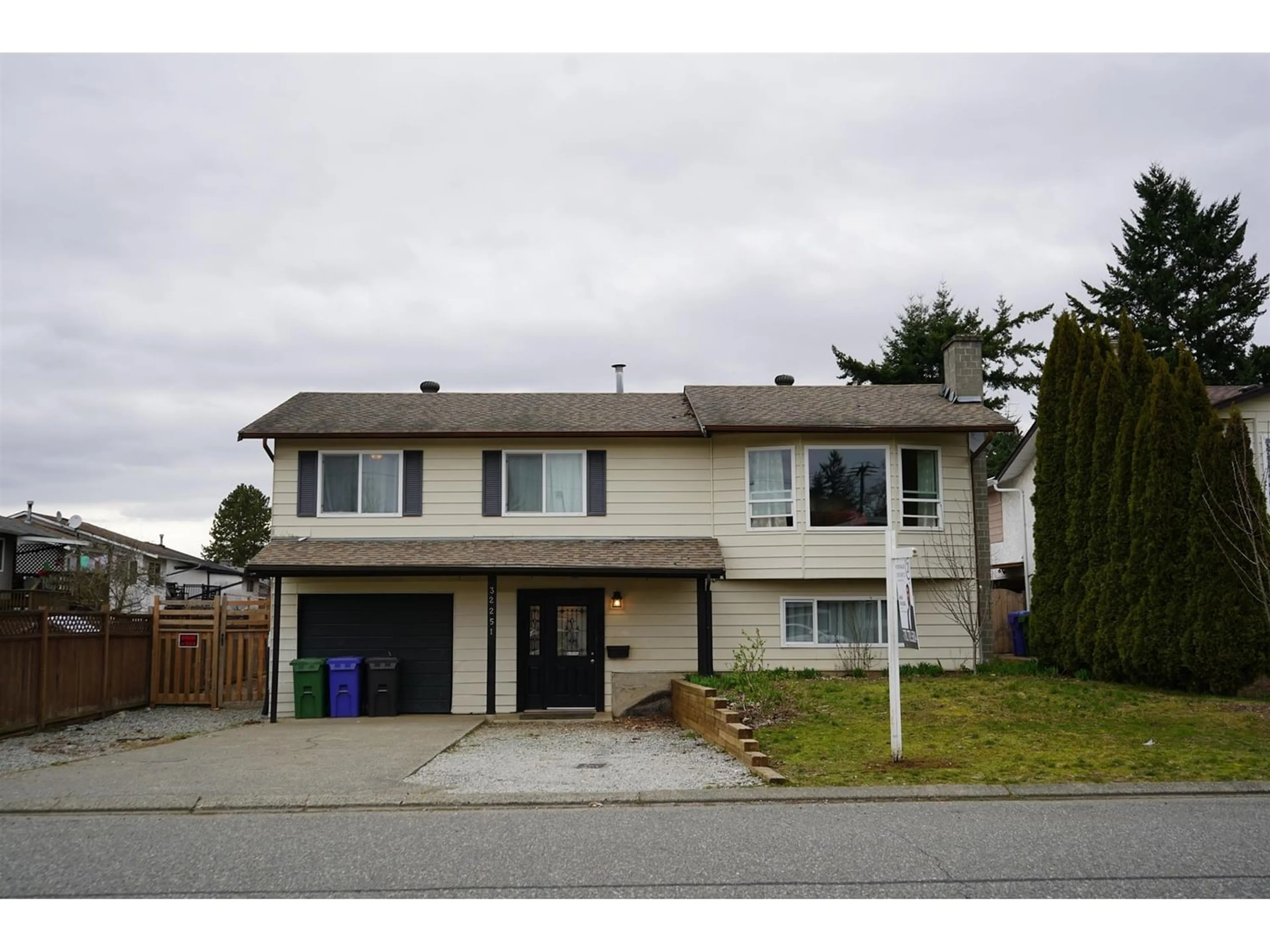 Frontside or backside of a home for 32251 ATWATER CRESCENT, Abbotsford British Columbia V2T4L3