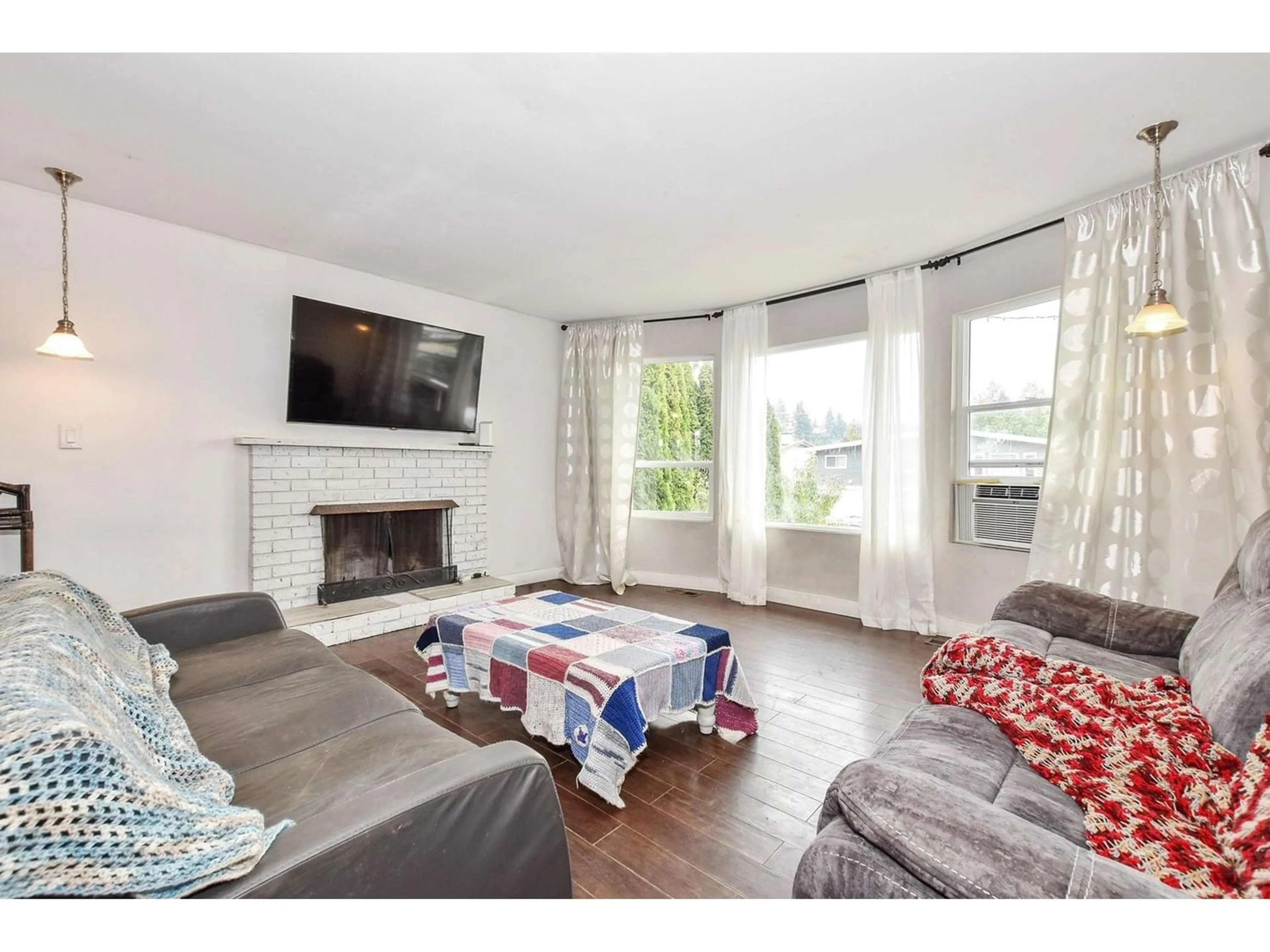 Living room for 32251 ATWATER CRESCENT, Abbotsford British Columbia V2T4L3