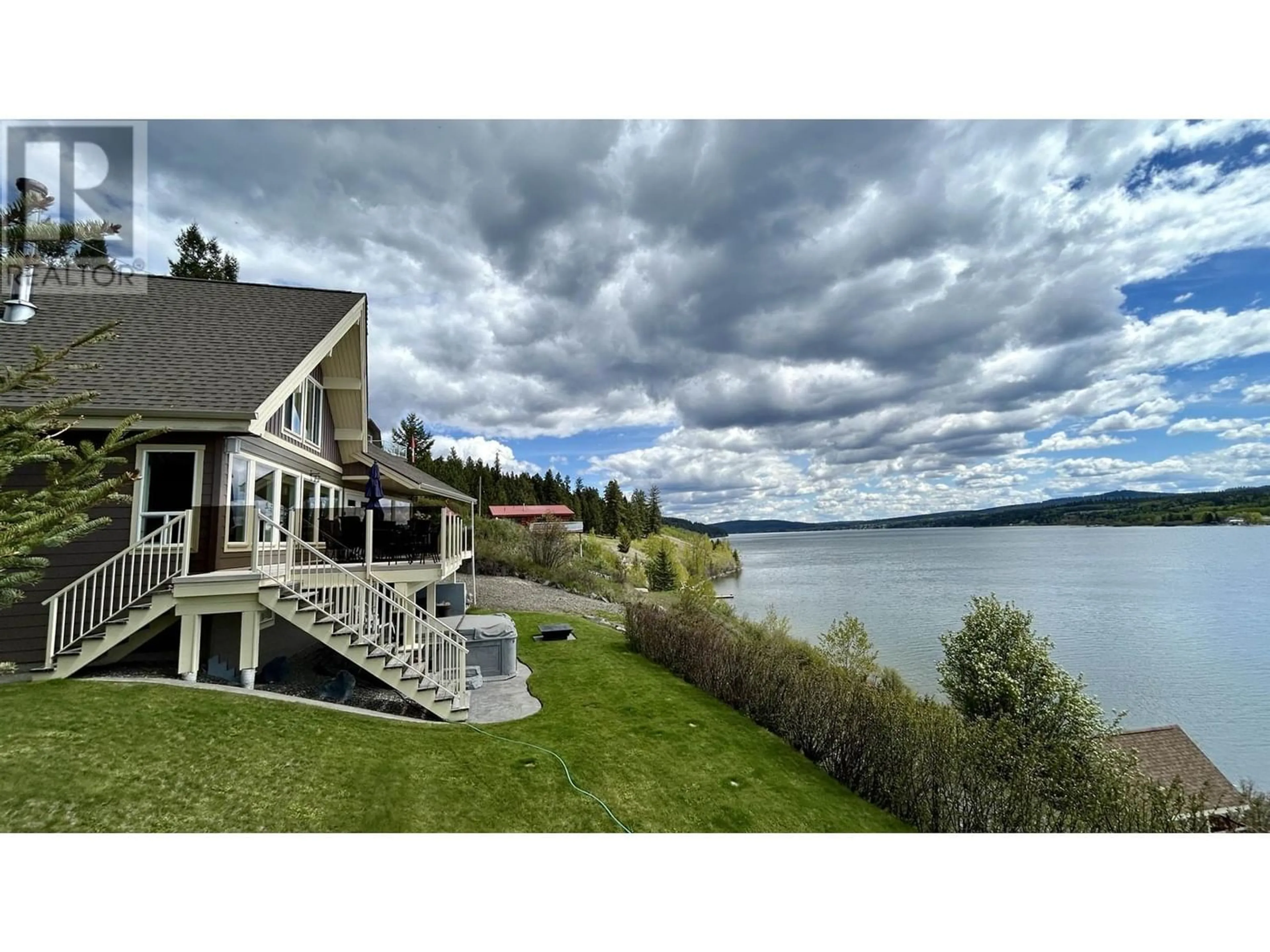 Cottage for 6160 LAKESHORE DRIVE, Horse Lake British Columbia V0K2E3