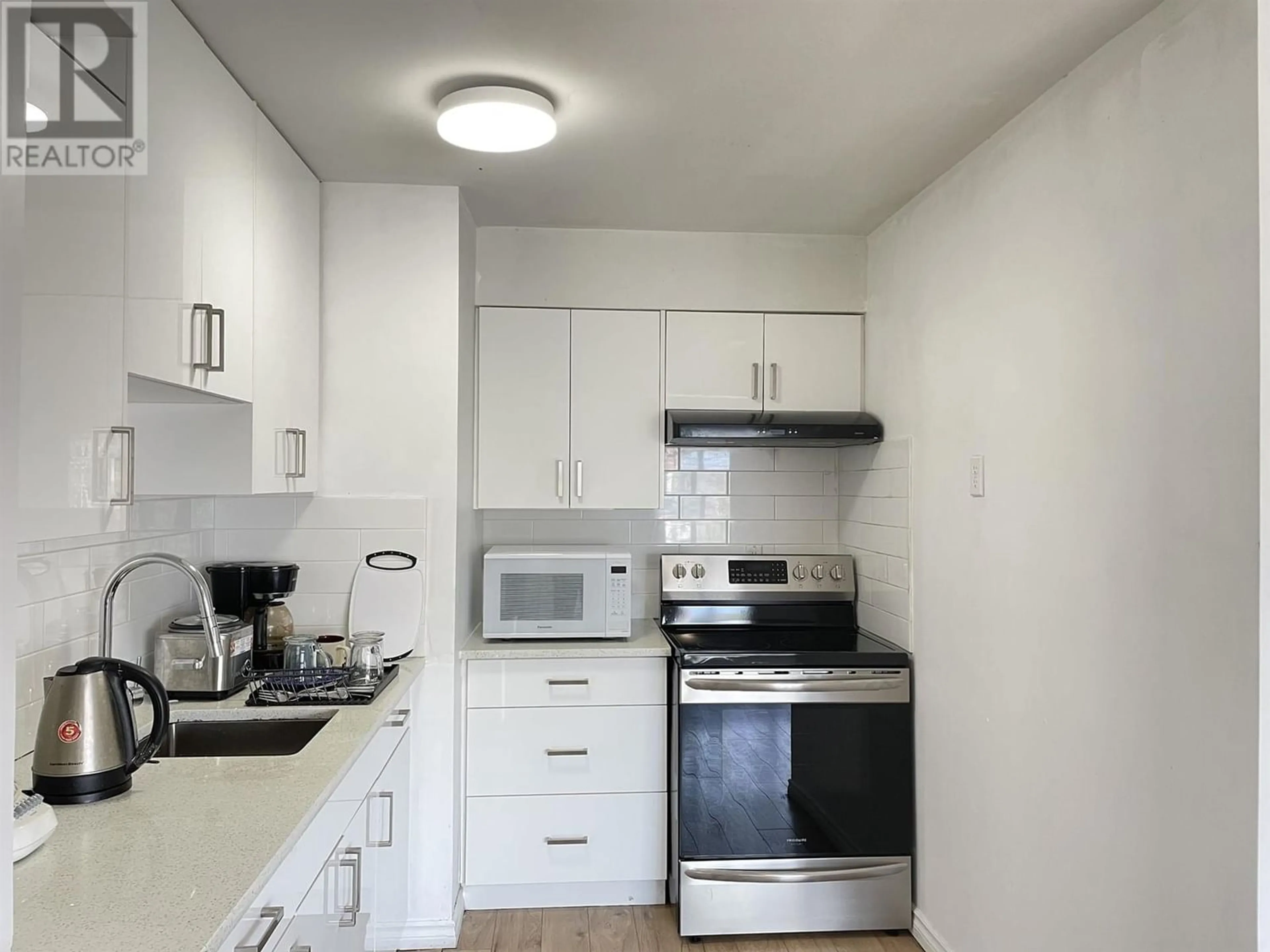 Standard kitchen for 2412 E 28TH AVENUE, Vancouver British Columbia V5R1R4